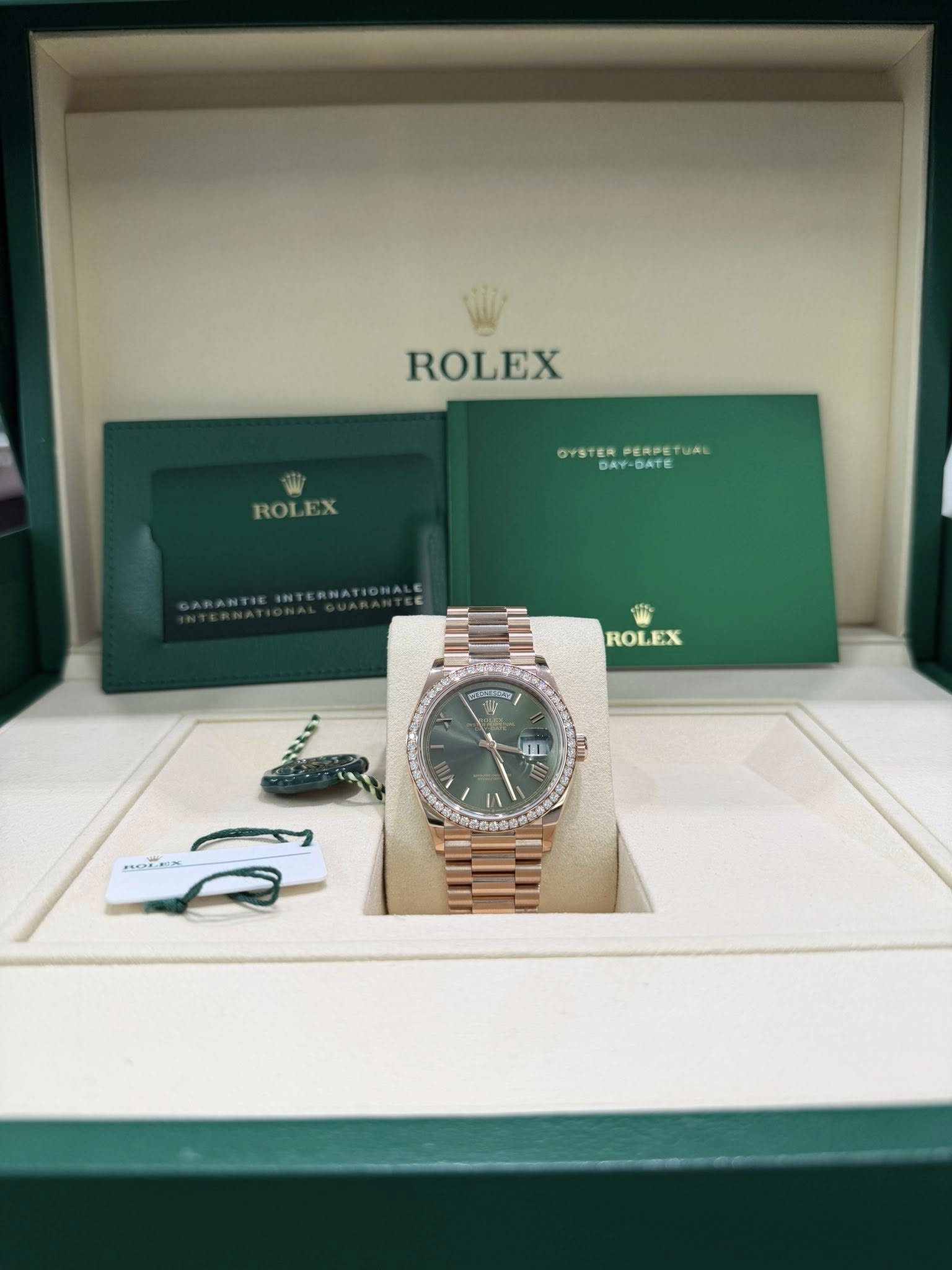 May be an image of wrist watch and text that says 'ROLEX ROI ROLEX OYSTERPERPETUAL PERPET OYSTER DAY-GATE ROLEX A 10 POTRIA'