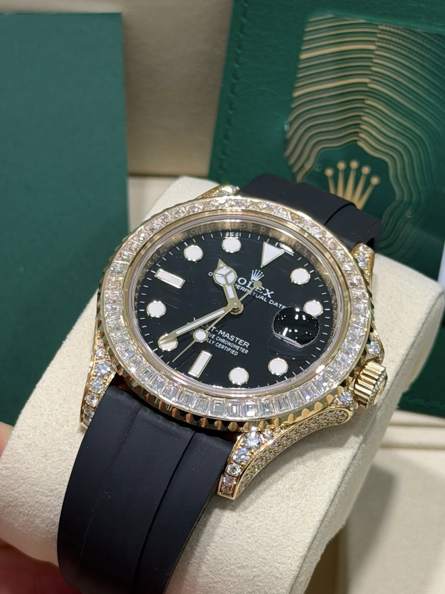 May be an image of wrist watch and text that says 'O CRM ERP OL 3X JAL JAL DATF ATF UAL ECHRONON CHRONONETE CERTIFIED METER ER CERTIRES MASTER STER'