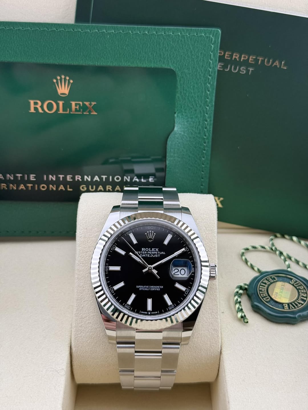 May be an image of wrist watch and text that says 'PERPETUAL PERPETUAL ERPETUA JUST ROLEX ROL NTIE INTERNATIONALE NATIONAL NATIONALGUARA ONAL GUARA 0C0S000 ROLEX nPEAPCT ROLDE…