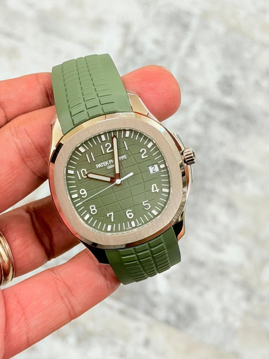 May be an image of wrist watch and text that says '2 2 12 PPE ΡΑTEKPbl GEN GEN Q 10/ و ထ D 5 7 6'