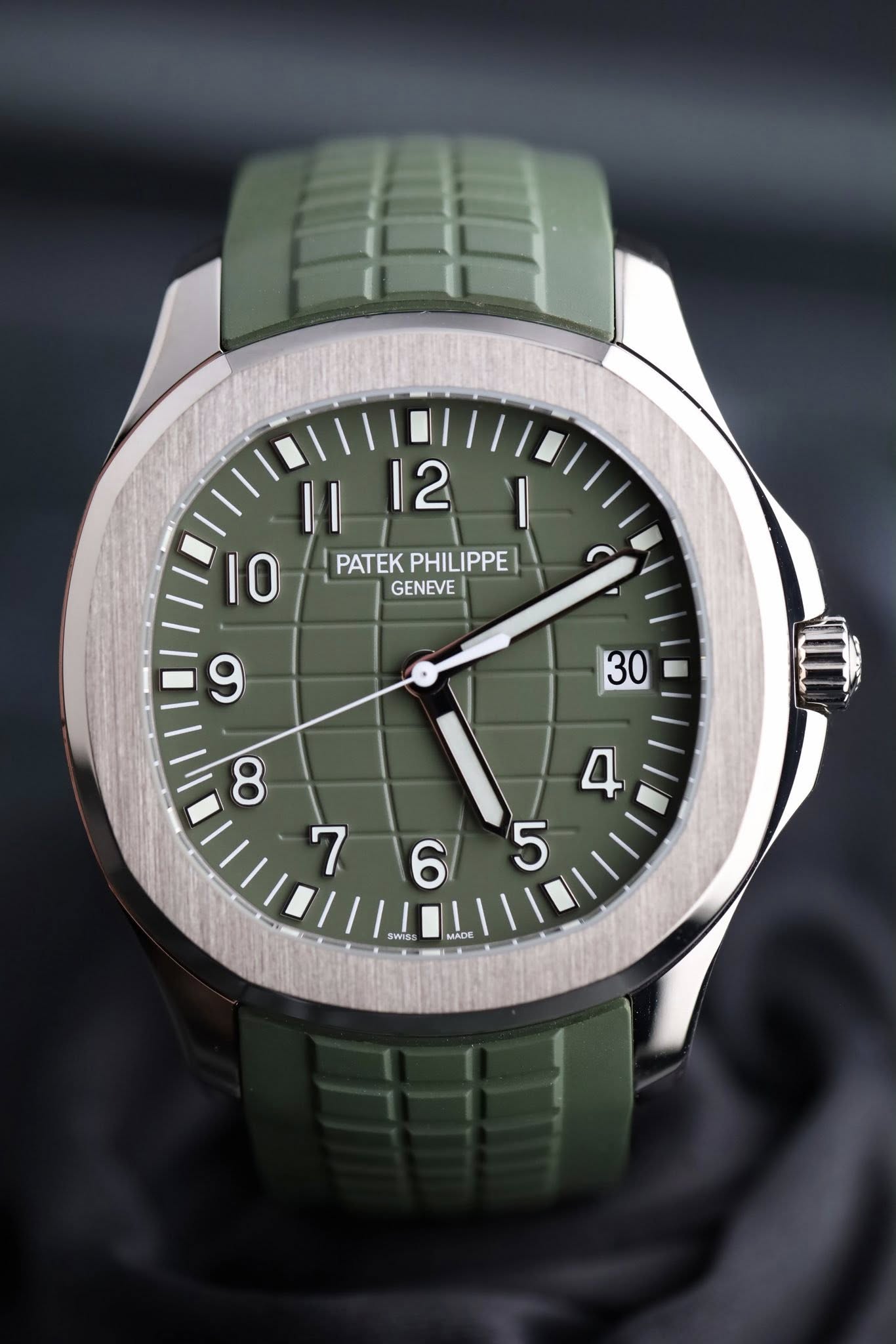 May be an image of wrist watch and text that says '|I 12 I 10 PATEK PATEKPHILIPPE PHILIPPE GENEVE SWISS MADE'