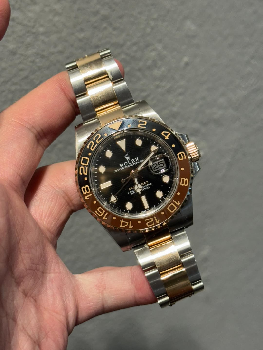 May be an image of wrist watch and text that says '2 保 4 OYST OYSTERPERPET LEX JAL ROL RO RPERPETI UAT ደወስና 8 ebo 10 12 14'