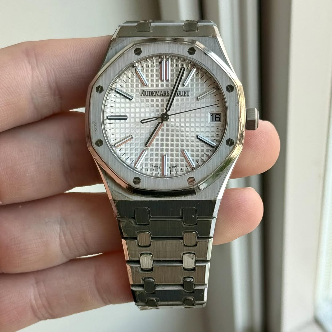 May be an image of wrist watch and text that says 'AUDEMARS GUET'