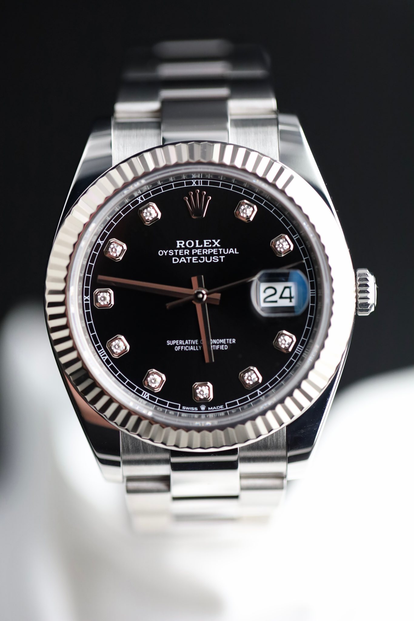 May be an image of wrist watch and text that says 'XIL DXILT XII XLD ROLEX OYS OYSTER OYSTERPERPETU PERPETUAI TUAL DATEJUST ดว 24 SUPERLATIVE ATIVE SUPER OFFICIALL VAIL SNOMETER…