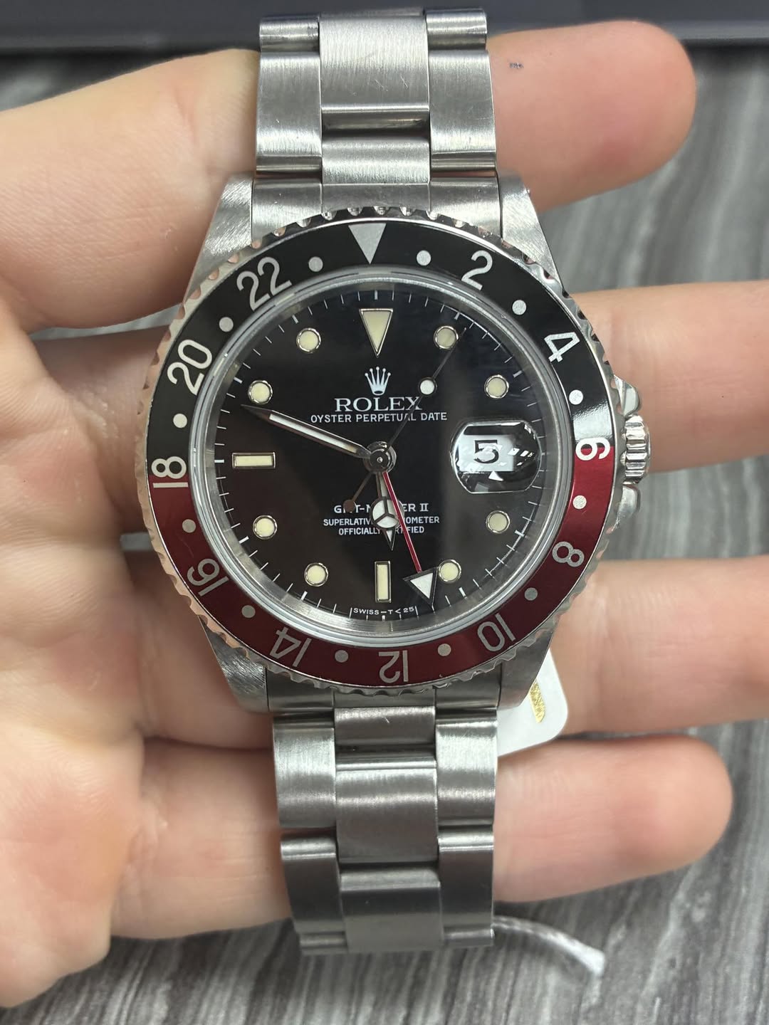 May be an image of wrist watch and text that says 'ኢት. ROLEX OYSTER OYSTERPERPETULDATE PERPETUF.L DATE 8 ر 5 o 6 G G - SUPERLATIV SUPE OFFICIAL ER R OME METER TER IED سه SWI券 3…