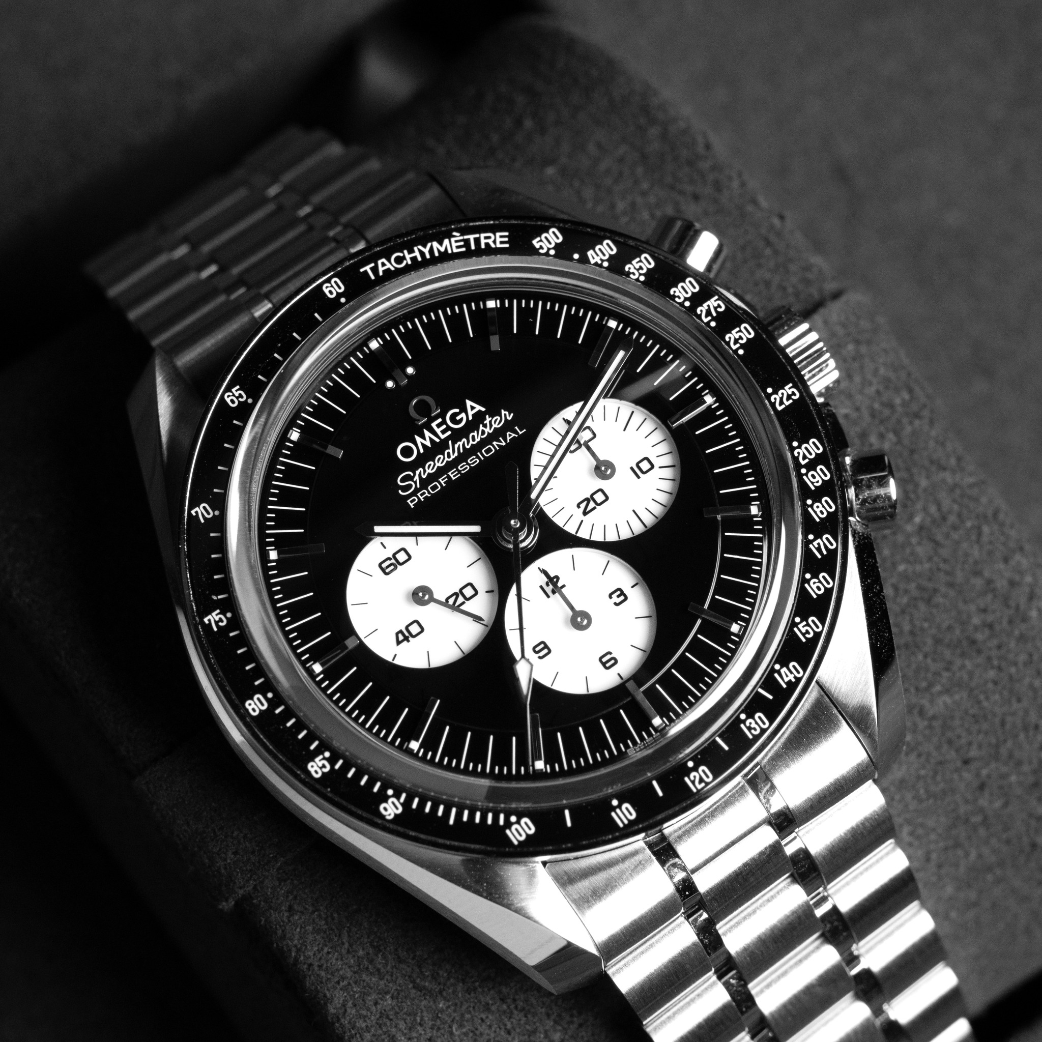 May be an image of wrist watch and text that says '500 TACHYMETRE OMEGA mondmasto needmaster naster wi BR npa 営货.! SBIONAL naxer PRO 白 ا١١ 20 60 شى 0 AD 4 3 9 80. த / 6 80…
