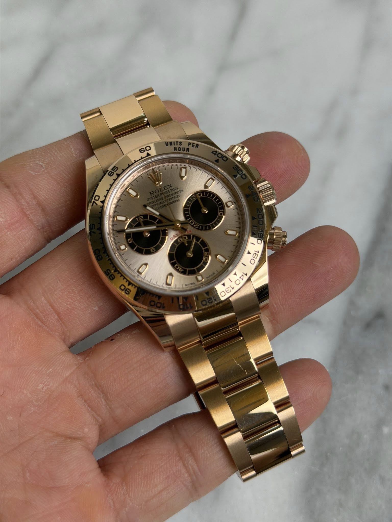 May be an image of wrist watch and text that says '重 0 70 0 o の 01 160 4 A O う 0 E د'