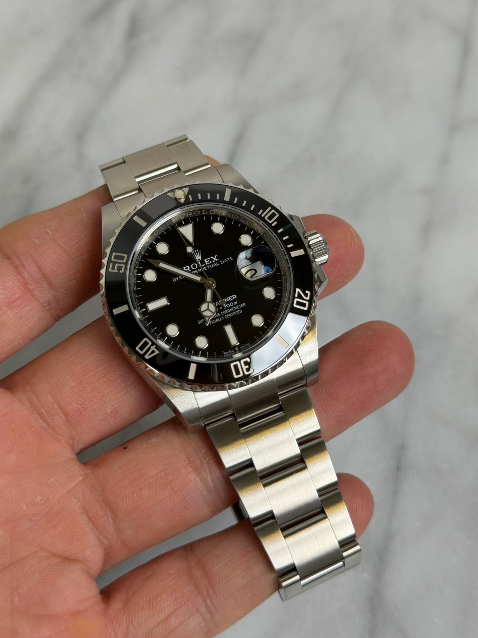 May be an image of wrist watch and text that says '10 50 LD ao 20 DE'
