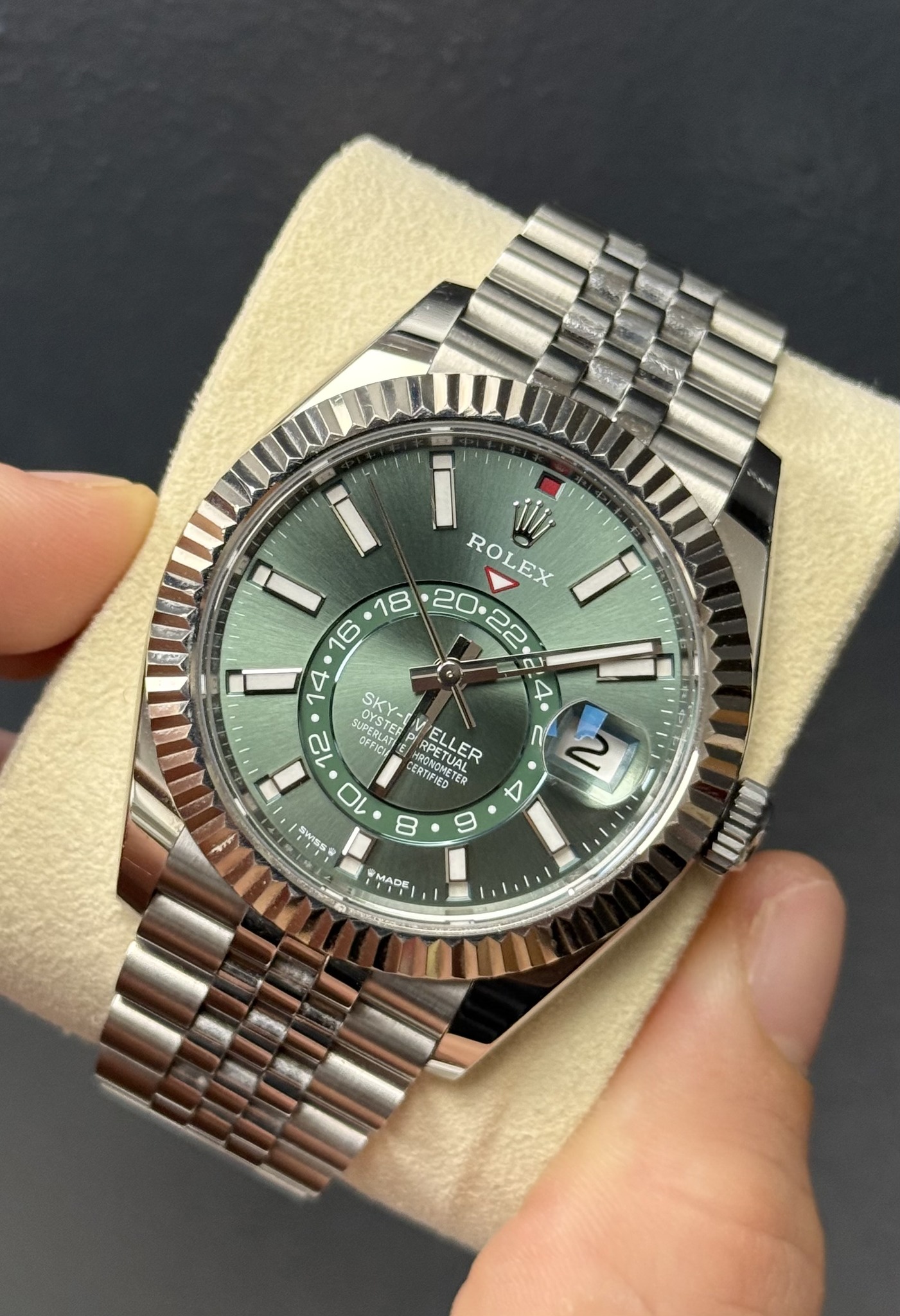 May be an image of wrist watch and text that says 'ili/ ROLEX EX OYSTER OYSTO 12 SUOFF SUPERLATI SUPERLAT OYSTER OFFICI AESIcU PERLAT SKY-D KY-EVEL ELLER ER FICI CERTIFIEA RPETUAL…
