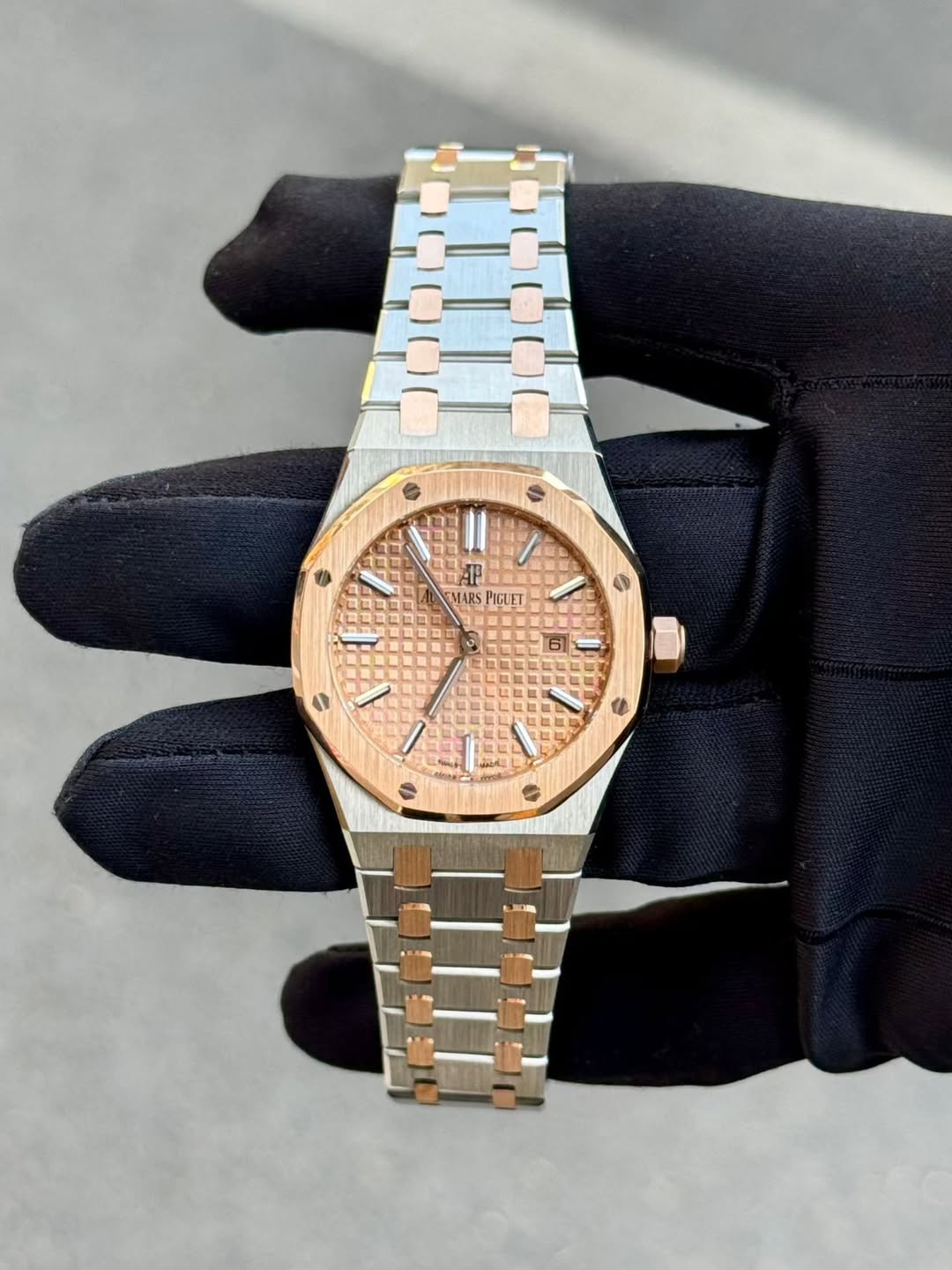 May be an image of wrist watch and text that says 'MARS MARSPIGLET PIGLET 區'