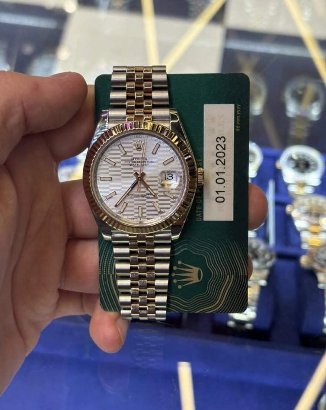 May be an image of wrist watch and text that says 'ROL RE NC I O 13 つ L1X '
