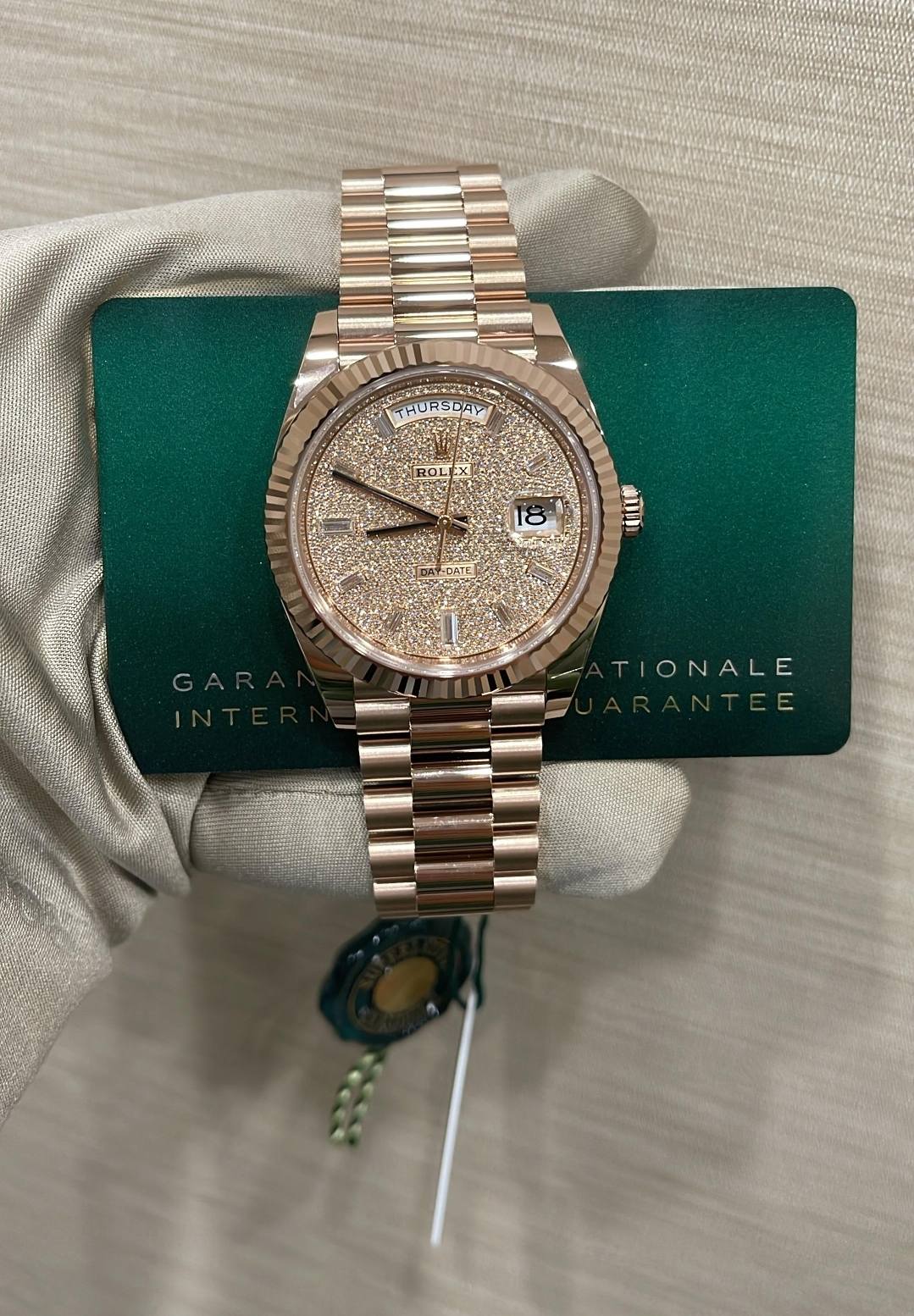 May be an image of wrist watch and text that says 'THURSDAY ROL ROLI 나 สนีก 8 AY-DATE I 質糕 TIONALE ANTEE E'