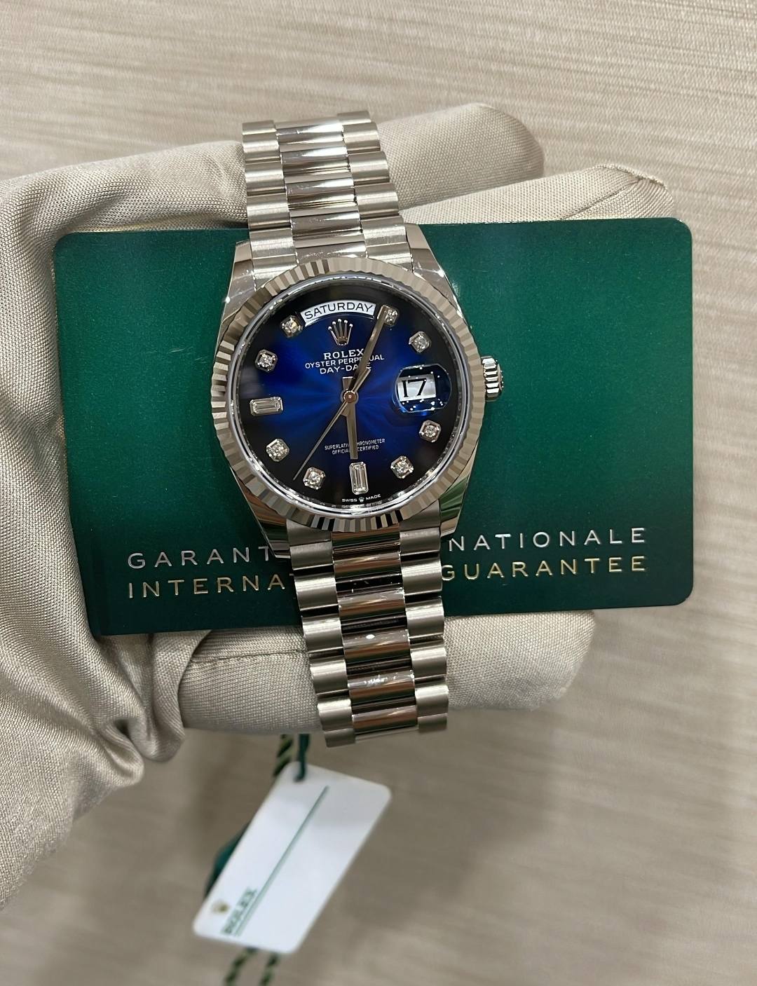May be an image of wrist watch and text that says 'SATURDAY SATURDAY 熱 福 ROLEZ OYST OYSTERME ം P JAL 知 الع cii GARAN PmAa NATIONALE GUARANTEE'