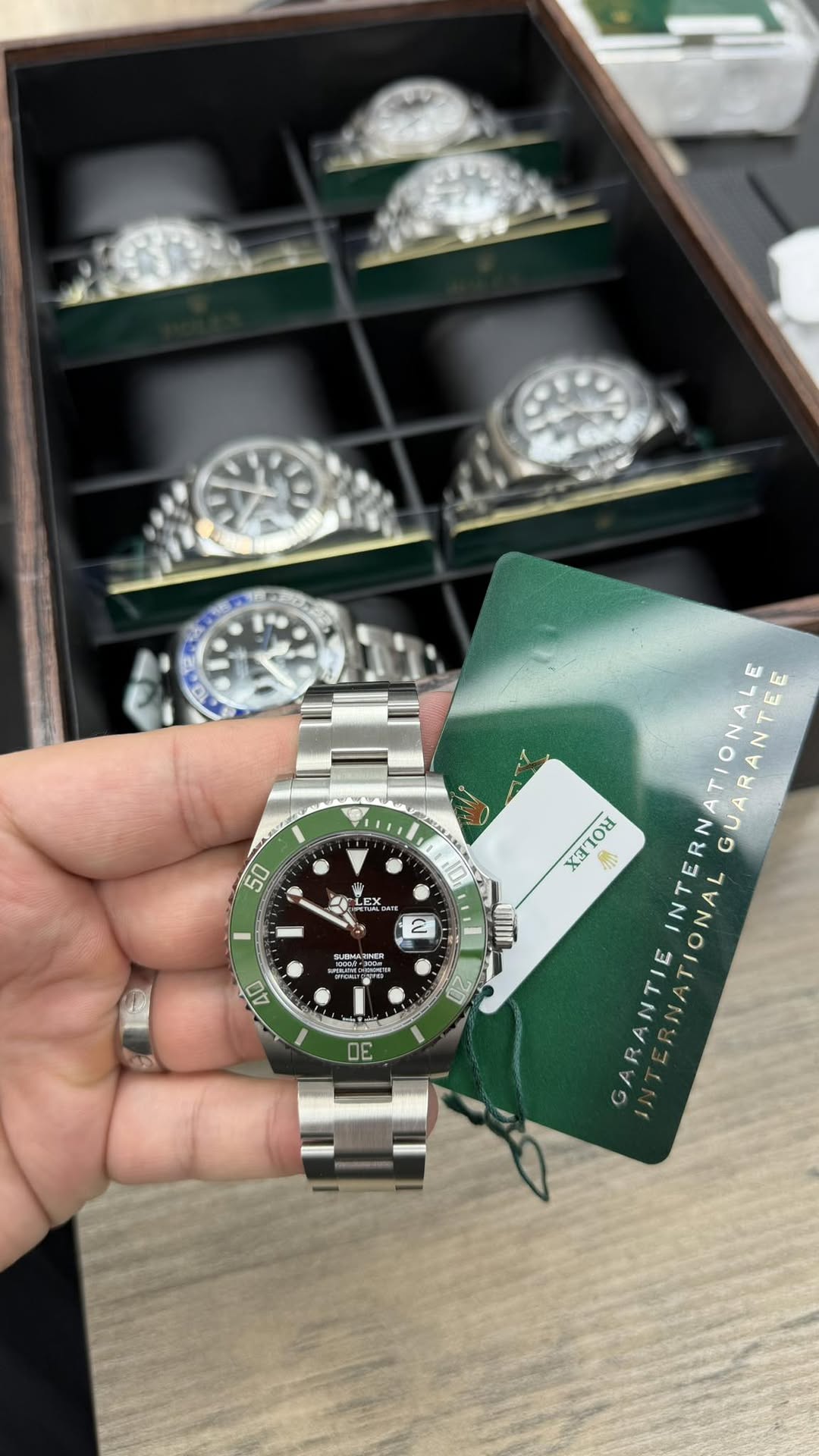 May be an image of wrist watch and text that says '成上上 50 LEX 2 BMTHEK மலைன் INTERNATIONALE RN ATIONAL EE E OR า OLOR ขิก้ GUARANTEE GUA E GARANTIE G ERNATIONAL ONAL 40 30'
