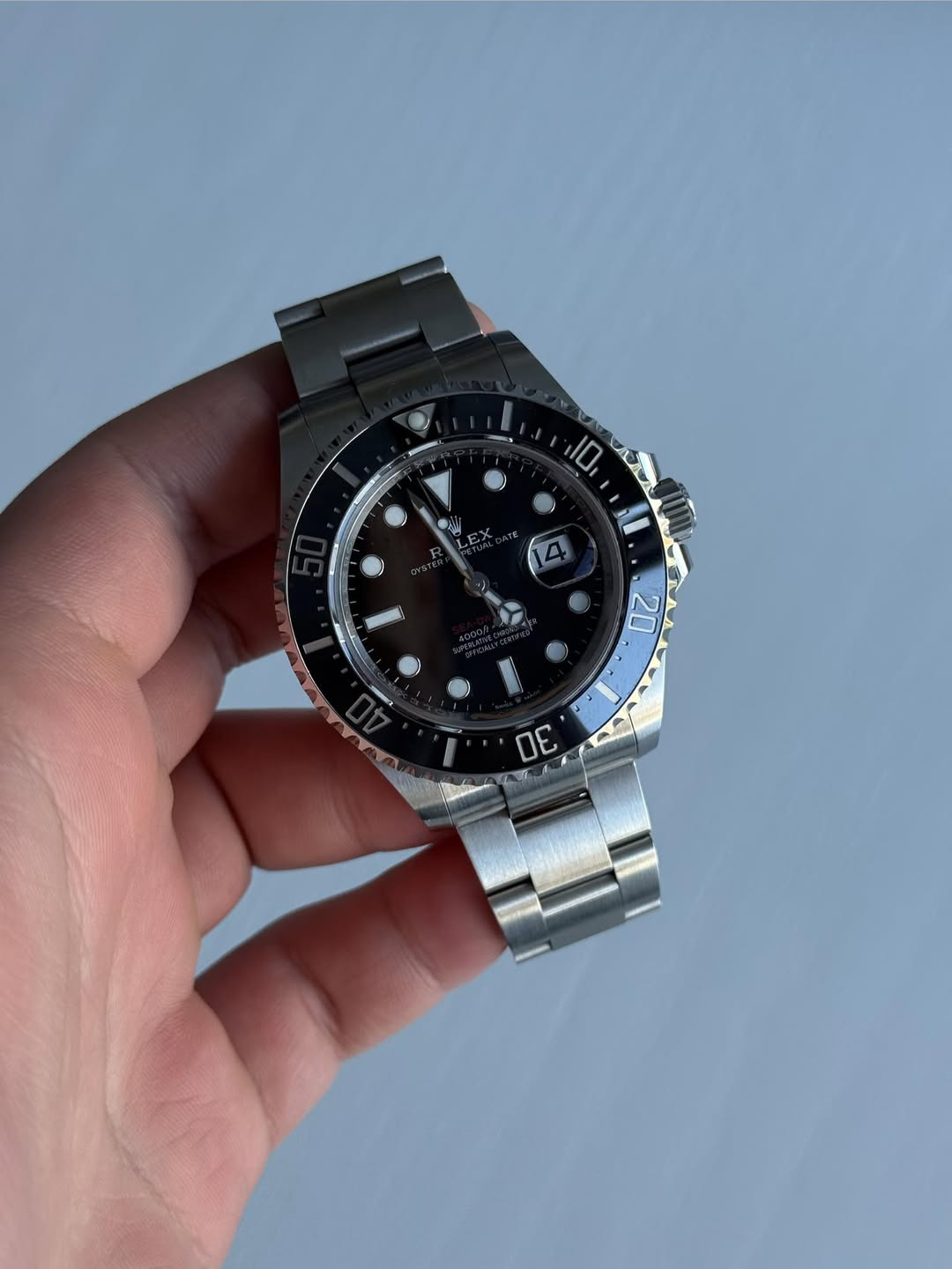 May be an image of wrist watch and text that says '10 20 A D0 a'