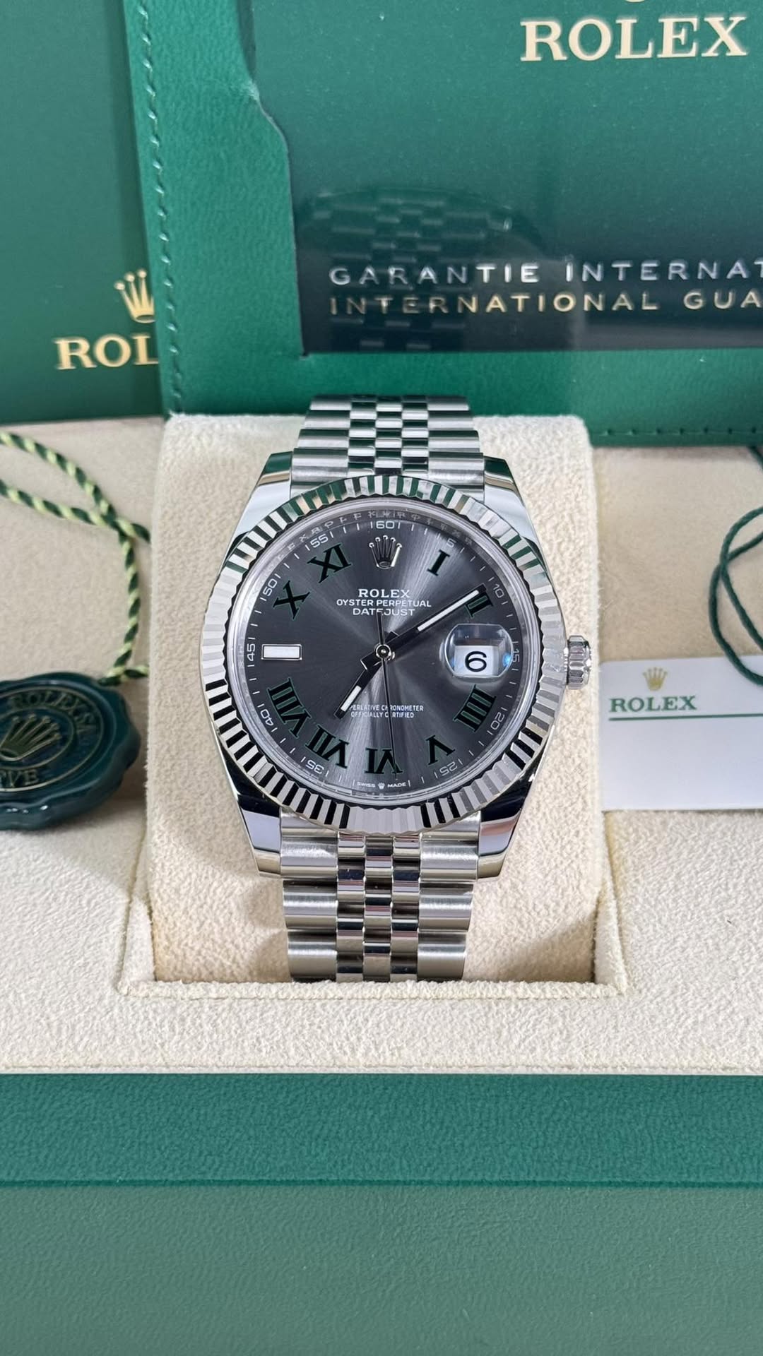 May be an image of wrist watch and text that says 'ROLEX ii ROI GARANTIEINTERNA GARANTIE INTERNA NATIONAL GUA 600 60 1SS 3 501 ROLEX YSTERPI STERPER 6AT ERPERPETLIA RPER TUAL ?0 45…