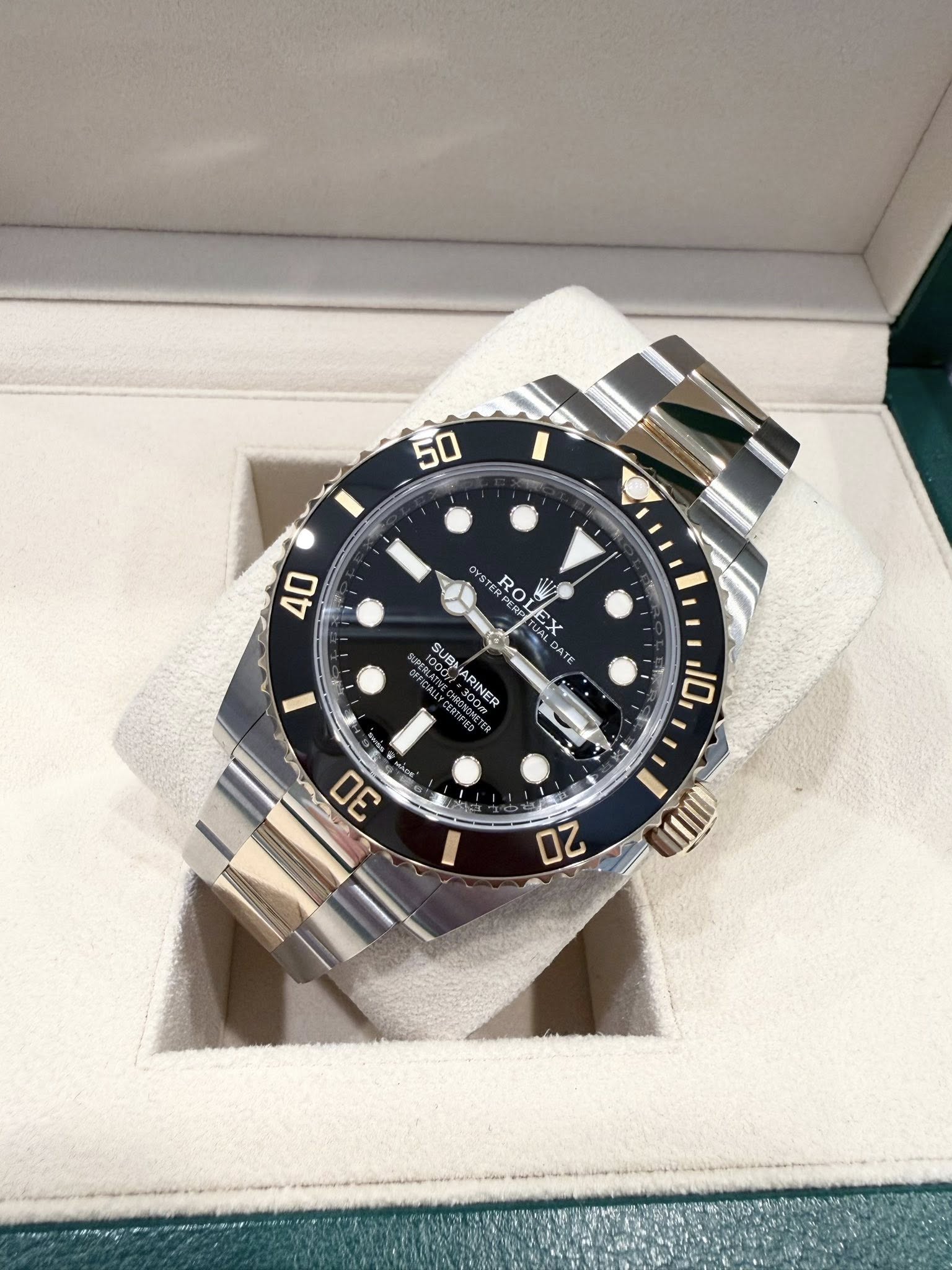 May be an image of wrist watch and text that says '50 40 RO 0 CRON 0に 5 DATE 10nBA SUBA RINER 10 30 I 20 MIIII'