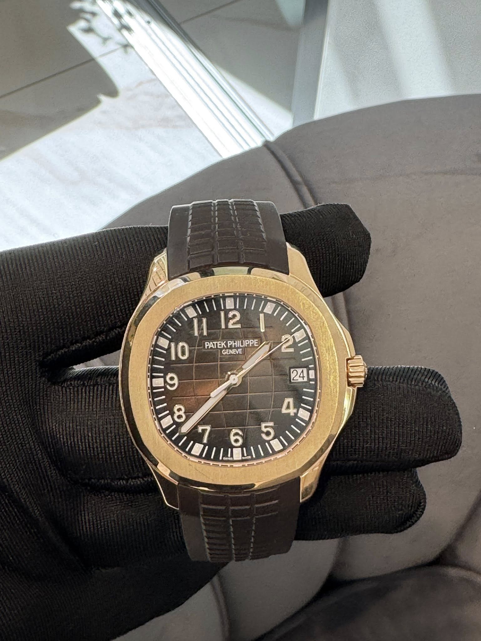 May be an image of wrist watch and text that says 'L 12 10 PATEK PHIUPPE PPE GENEVE P 5 回 二'
