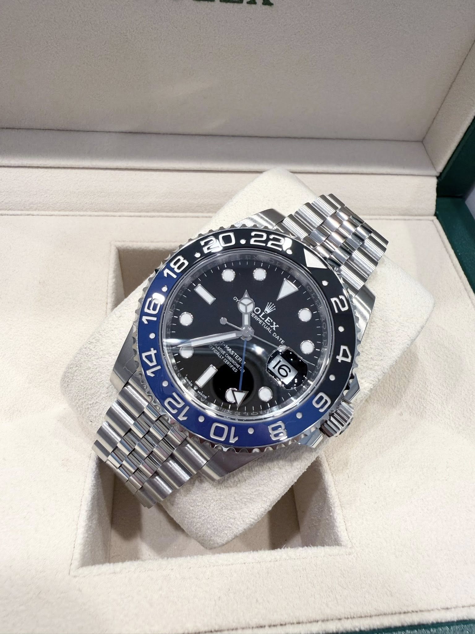 May be an image of wrist watch and text that says ' Π ERPET ERPETUAL OLEX EX V DATE FOALLY ATVEDRONN MSTER HRONONG B'
