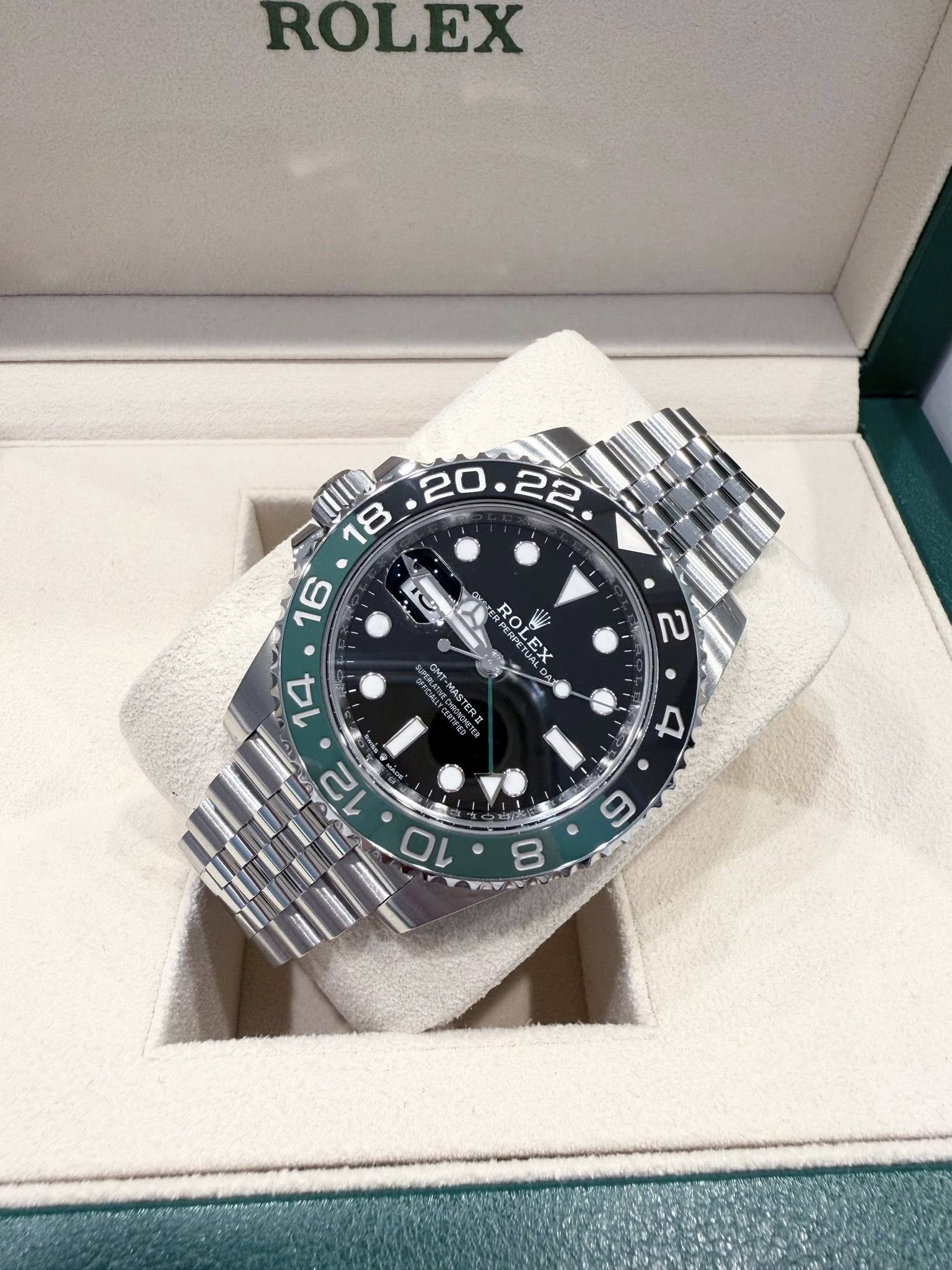 May be an image of wrist watch and text that says 'ROLEX S تم ROLEX TEL RMEX ROL ב 원 ន) 6'