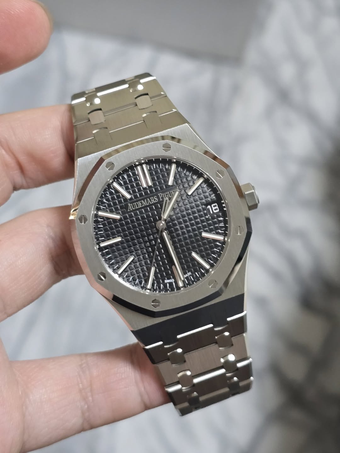 May be an image of wrist watch and text that says 'PIGUS AUDEMARS 10 8 AGE 釤佱灁'