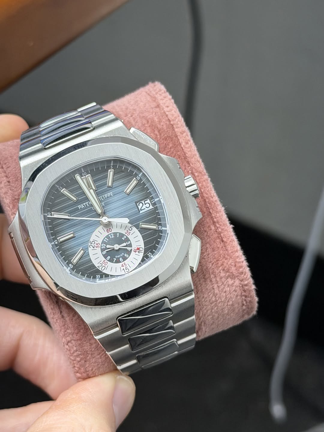 May be an image of wrist watch and text that says '55 TCTPPE PATE 22 60 O 2리 0 سش r 2 AU 3 3 D هو 시 ن 6' شب - س'