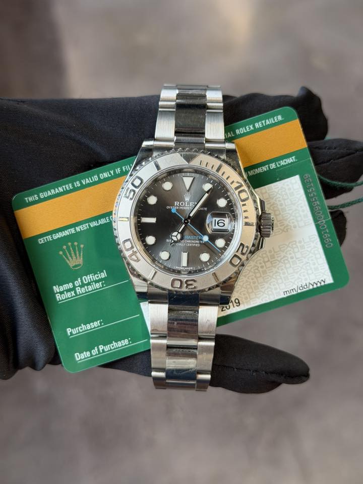 May be an image of wrist watch and text that says 'ROLEX RET RETAILER. THIS GUARANTEE IS VALID ONLY IF FIl 50 MENT DE L'ACHAT. 10 ROLE LET E E PEPET MSTC cwuTcyBHH CETTE GARANTIE…