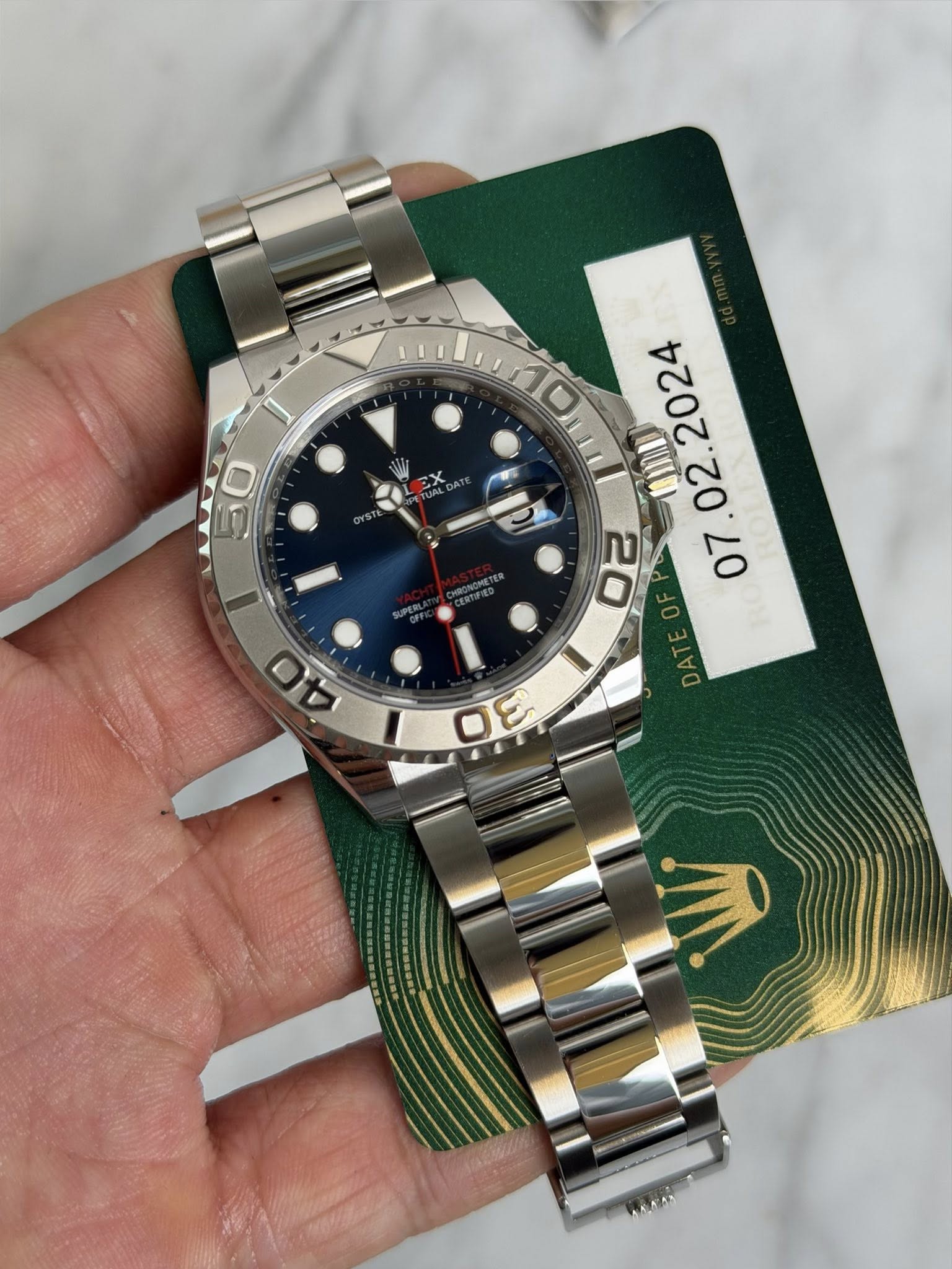 May be an image of wrist watch and text that says ' ㄹ 07 DATE DA 40 3E 3'
