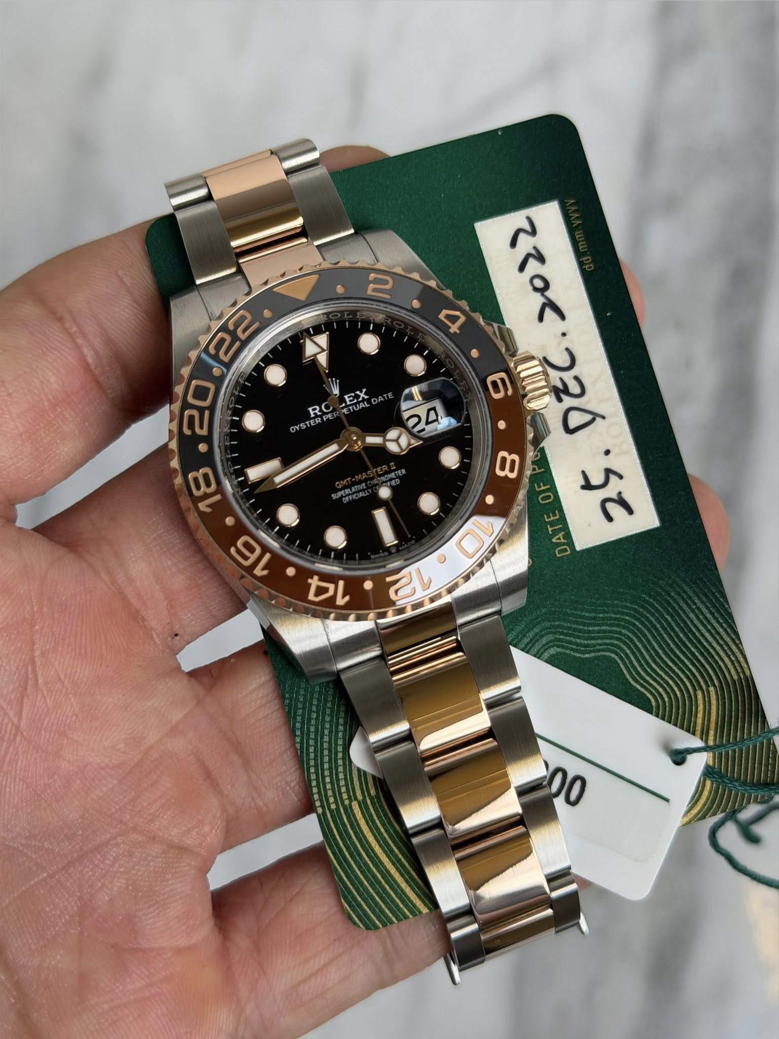 May be an image of wrist watch and text that says 'RO 22 てくく ててぐ'22ム וברי DTEO se D にい・ロレ 00 12 00'