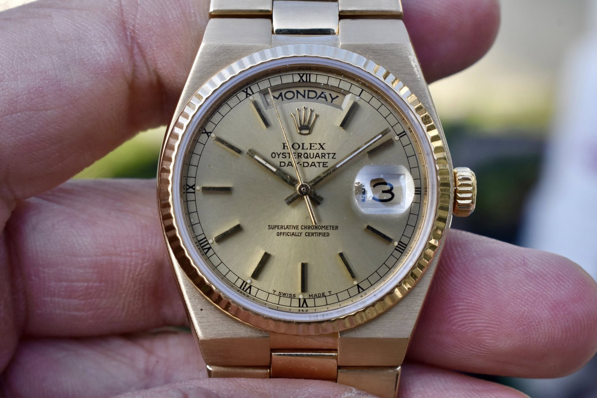 May be an image of wrist watch and text that says 'MONDAY W ROLEX OLEX OYSTERQUARTZ OYS1 RQUARTZ DAADATE DA DATE SUPER SUPERLATIVE SOFFCIALCERTED CHRO OFFICIALLY CERTIFLED'