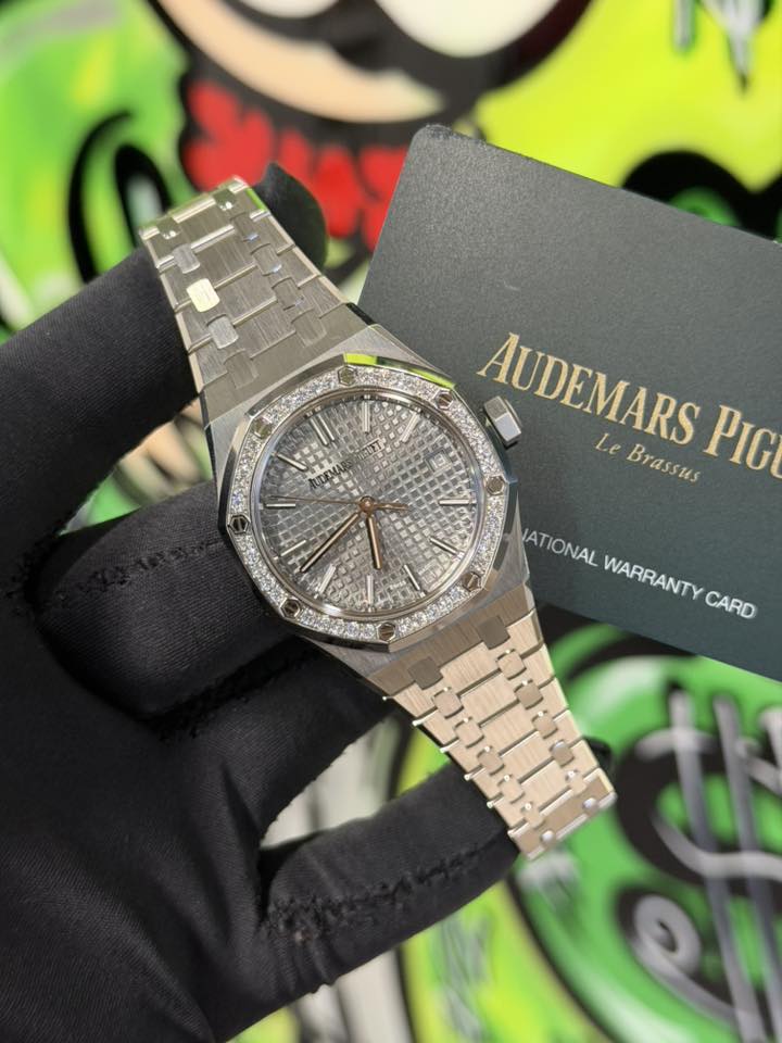 May be an image of wrist watch and text that says 'ዩኢትስስም Ф AUDEMARS AUDEMARS Le Brassus IATIONAL WARRANTY WARRANTY CARD 단 ១9៥'