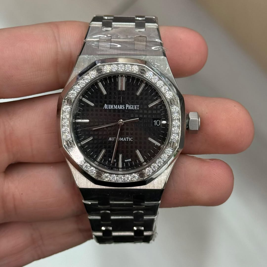 May be an image of wrist watch and text that says '00000 AUDEMARS AUDEMARSPIGUET PIGUET 10 AUTMATIC AUT MATIC MAл'