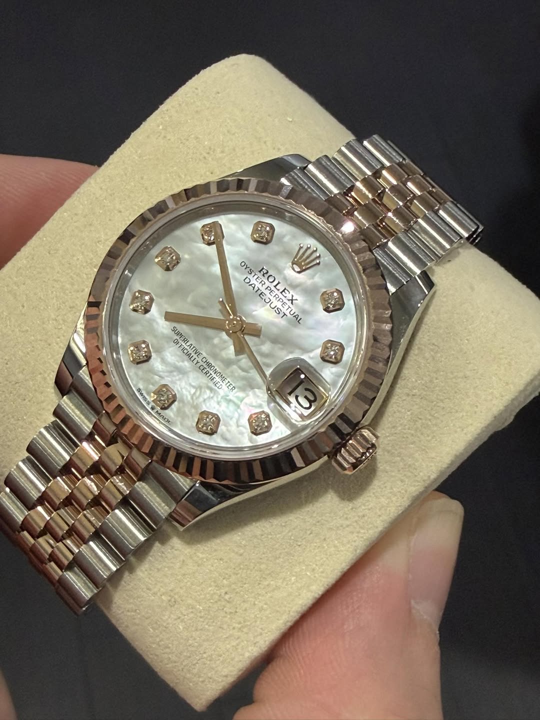May be an image of wrist watch and text that says 'OYS STER ROL ROLEX STUAL il7 DAT EJUSTAL EN DARA STER ESRPET ΕΟΑ ERpX PERPETUA OFFICIAL FICLAVE SUPERLATIVE SUPERLATIVE CERTIFIED…