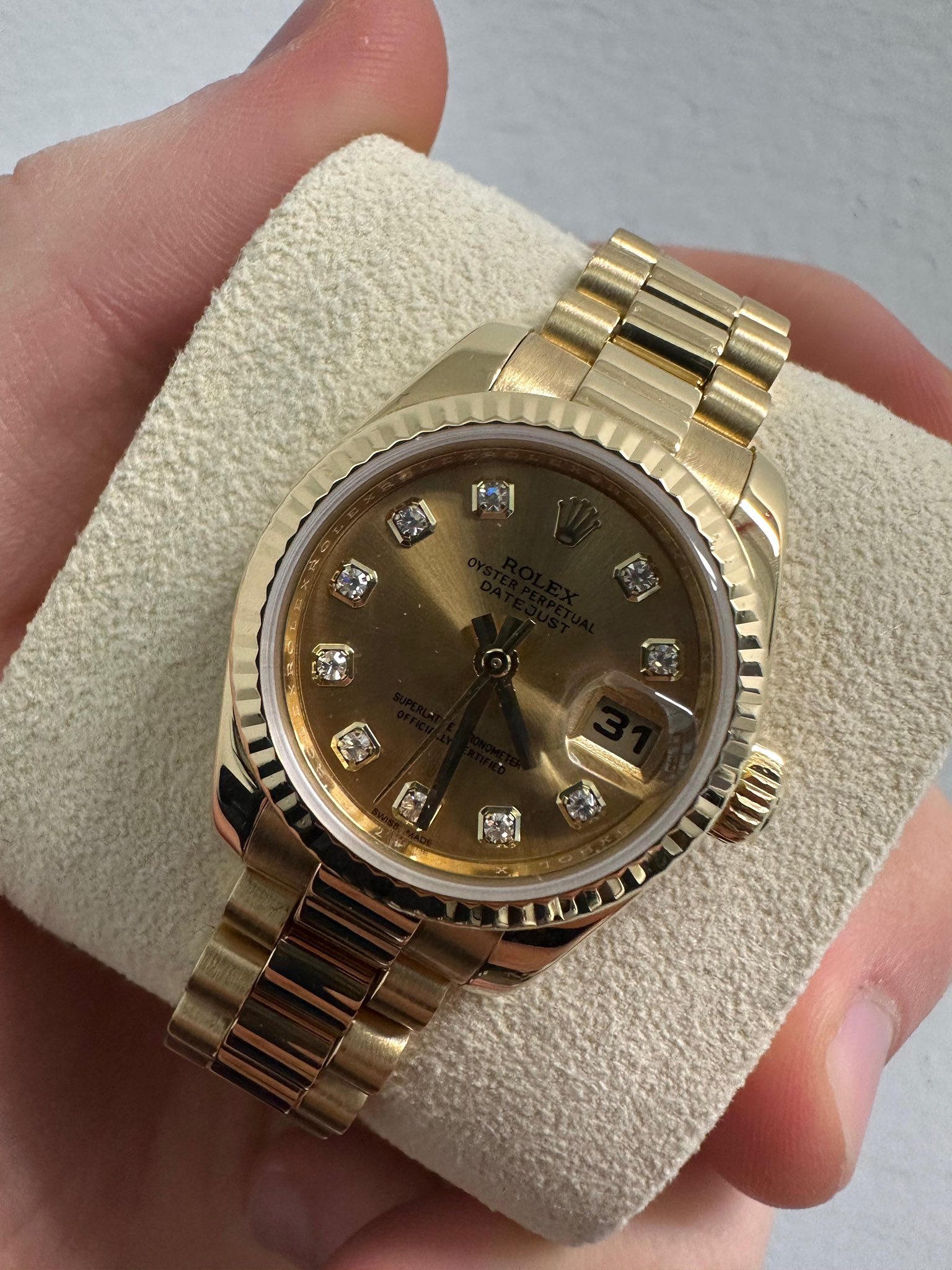 May be an image of wrist watch and text that says 'SSN 南 食 UD'
