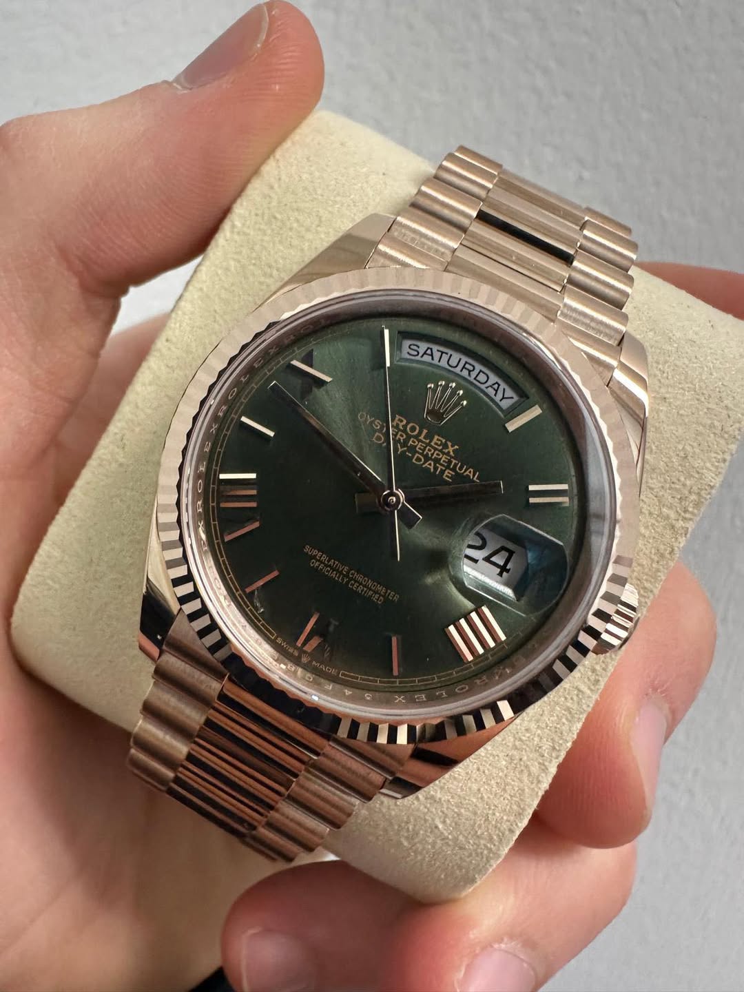 May be an image of wrist watch and text that says 'G SATURDAY SATURDAY añlia RPERPETUAL R To'