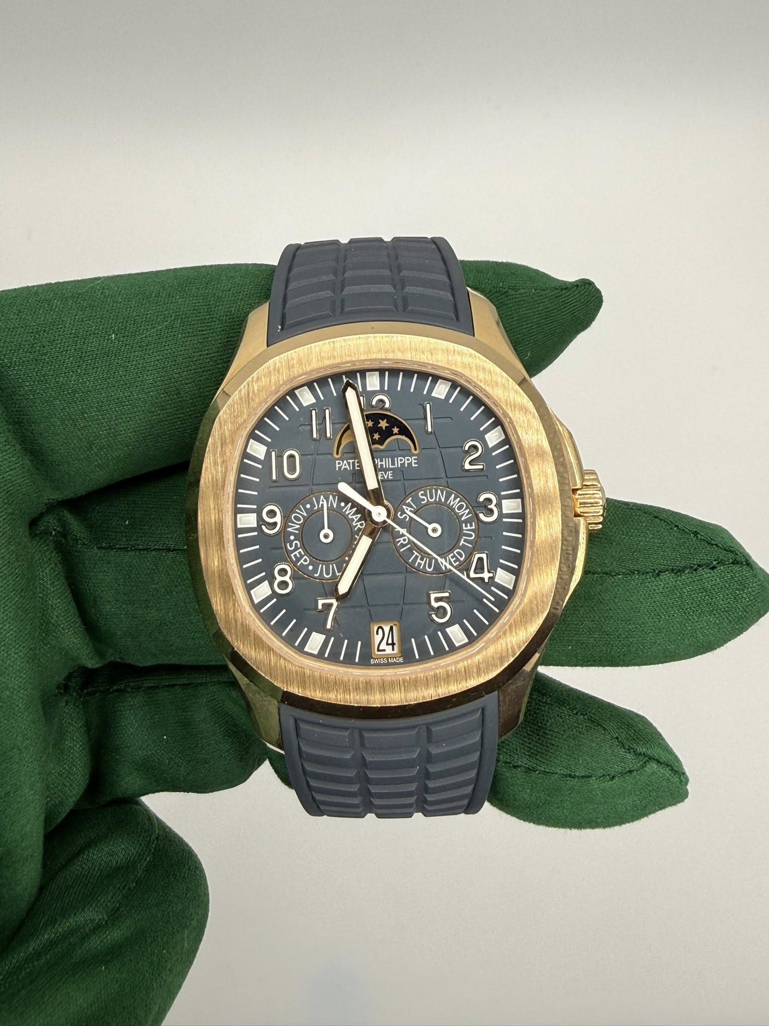 May be an image of wrist watch and text that says 'I1 10 PATE HILIPPE ·MAR ١ 2 ارا SUN MO 3 RI EU THU ED ব 5 6 NO ထ ٥ 7 24 3HaTK'