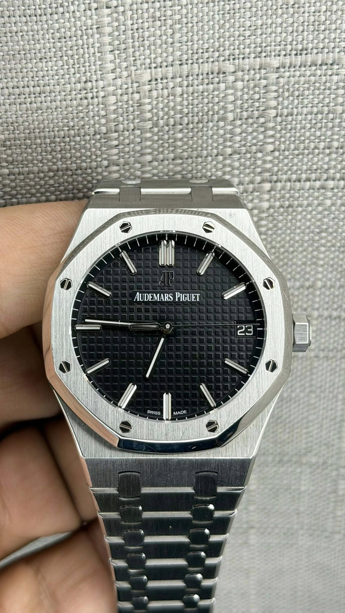 May be an image of wrist watch and text that says 'AUDEMARS AUDEMARSPIGUET PIGUET 0 23 SWISS NO'