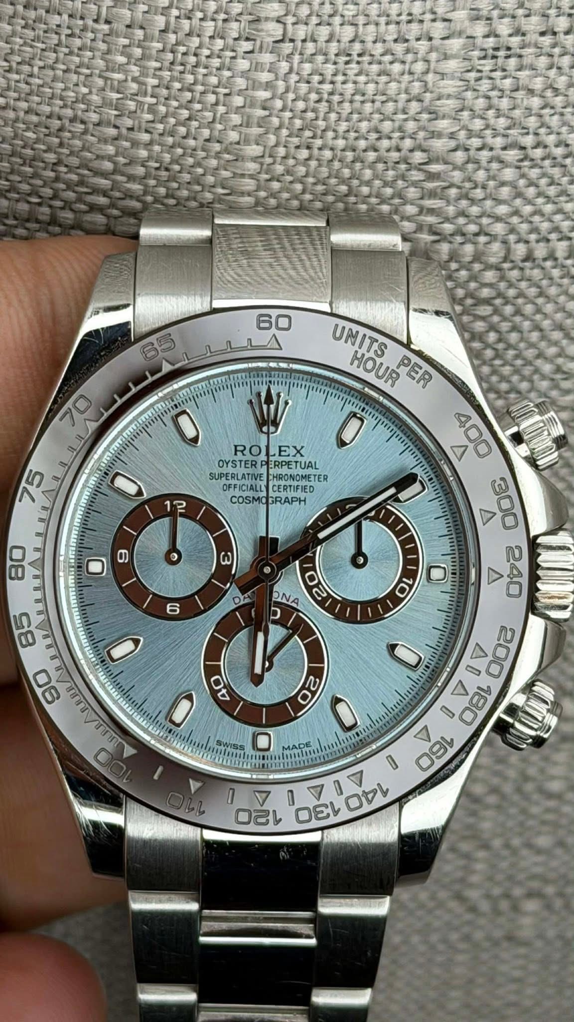 May be an image of wrist watch and text that says '60 65 ليد 70 0 ROLEX EX SUPERLATIV 75 12 HRONOMETE ER CERTIFIED COSMOGRAPH COSMO 9 80 o ω 6 O ONA 02 O D O 10 85 90 UNITS HOUR…