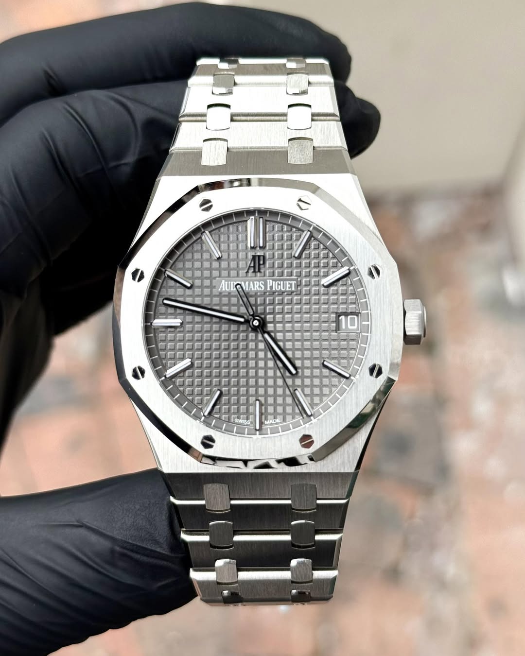 May be an image of wrist watch and text that says '١ AULOMARS IARS PIGUET :10 MADE'