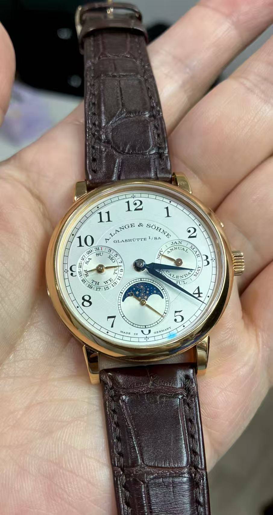 May be an image of wrist watch and text that says '12 11 1 LANGE L GLASHUTTE iSA & SÖHNB 10 A ন 311 ΑΝΥΑΣ አከ MA3 IAL SA حعا R L ణ IX TH วง W い屋 17:1 8 ACALEND B UL 4 5 أ 0 นพร 7…