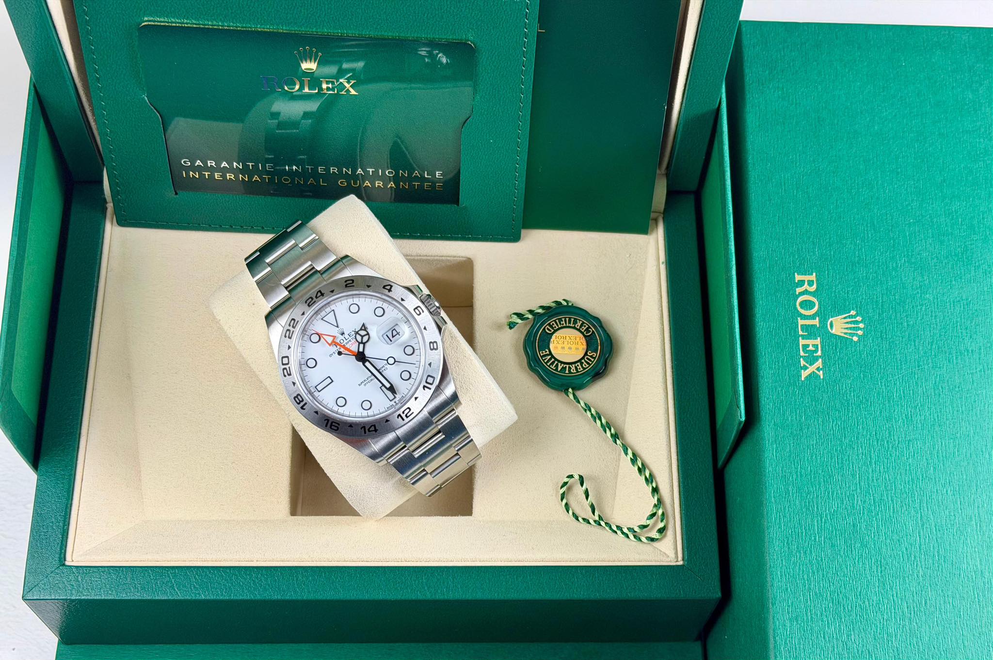 May be an image of wrist watch and text that says 'GARANTIE INTERNAT INTERNATIONALE GARANTIE-INTERNATIONALE INT LGUARAN GUARANTE 6 22 C OL CENLLEES L885 BAILY ALYTEAS BEPUE a O 12…