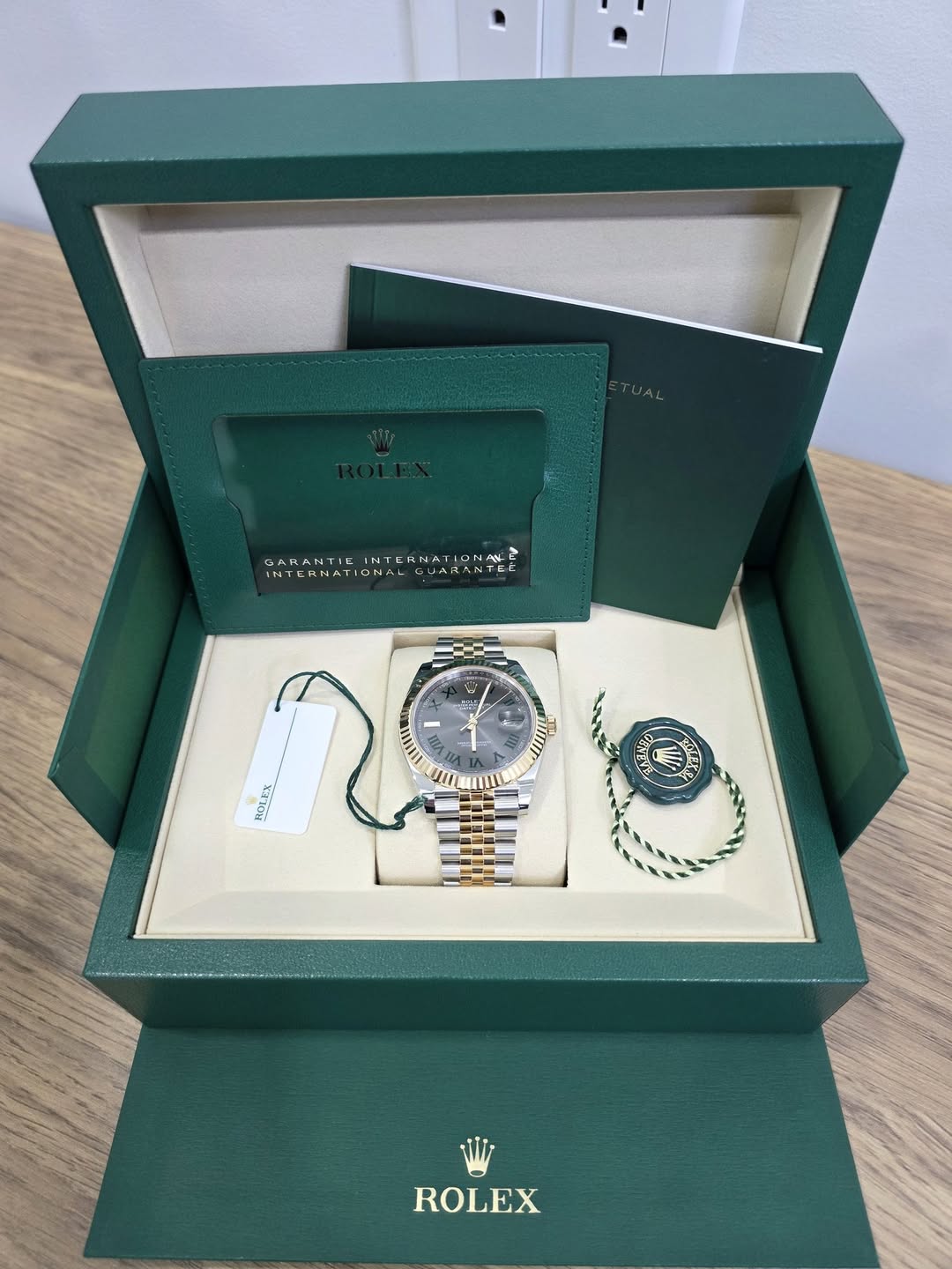 May be an image of wrist watch and text that says 'INTERNATIO INTERNATIONALCJARANTF GARANTIE INTERNAT X م ጣ ROLES 白 ROLEX'