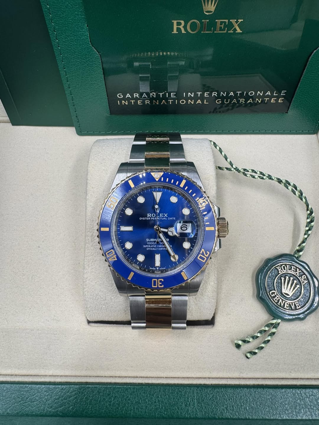 May be an image of wrist watch and text that says 'ROLEX EX R GARANTIE INTERNATIONALE GARANTIEINTERNATIONALE INTERN INTER RNATIONALGUARANTEE ATIONAL GUARANTEE RO OLEX LE EX KANG…