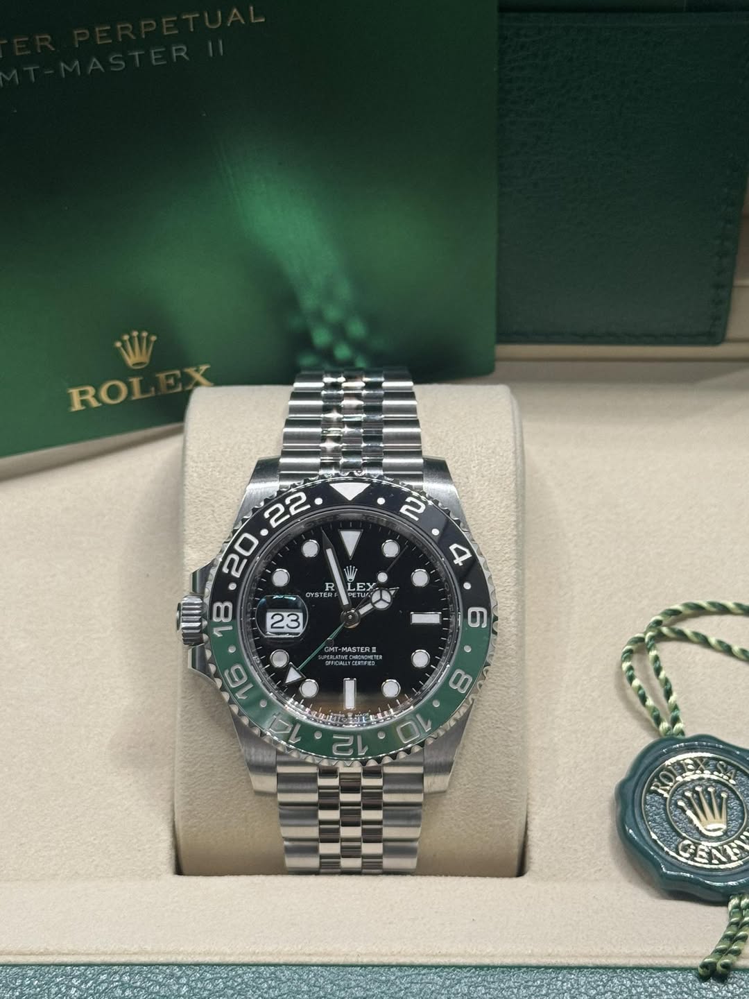 May be an image of wrist watch and text that says 'ROI 2 22 20 R YSTER 4 EX GMT MASTERO BPFOALLFCERVL '