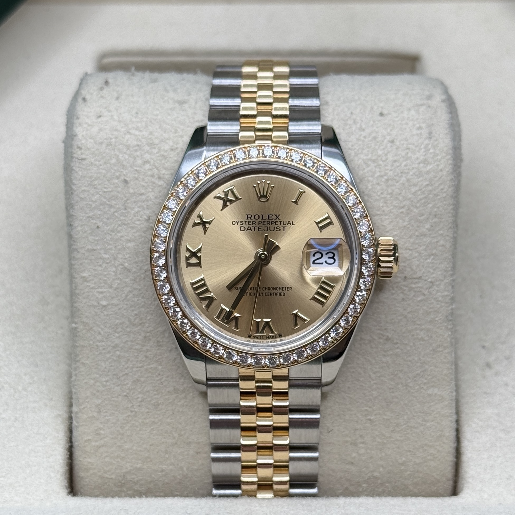 May be an image of wrist watch and text that says 'PETUAL XI X OYS OYSTE DA DA IX VIII 1 I II 23 3 II II UUmU'