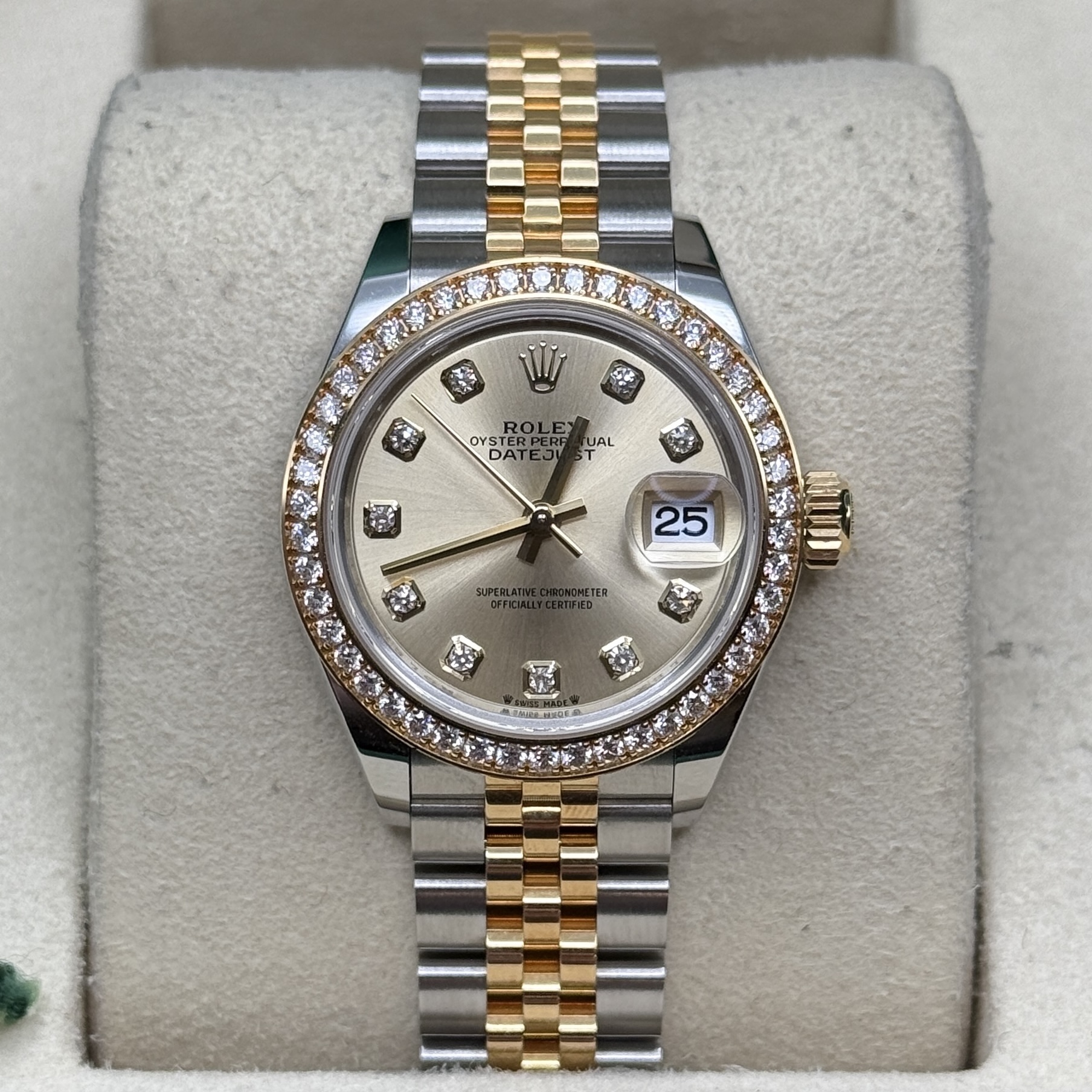 May be an image of wrist watch and text that says 'لنم OYSTER ROLE ERT DATI DATE UAL ب م A 25 SUPEFLAT'