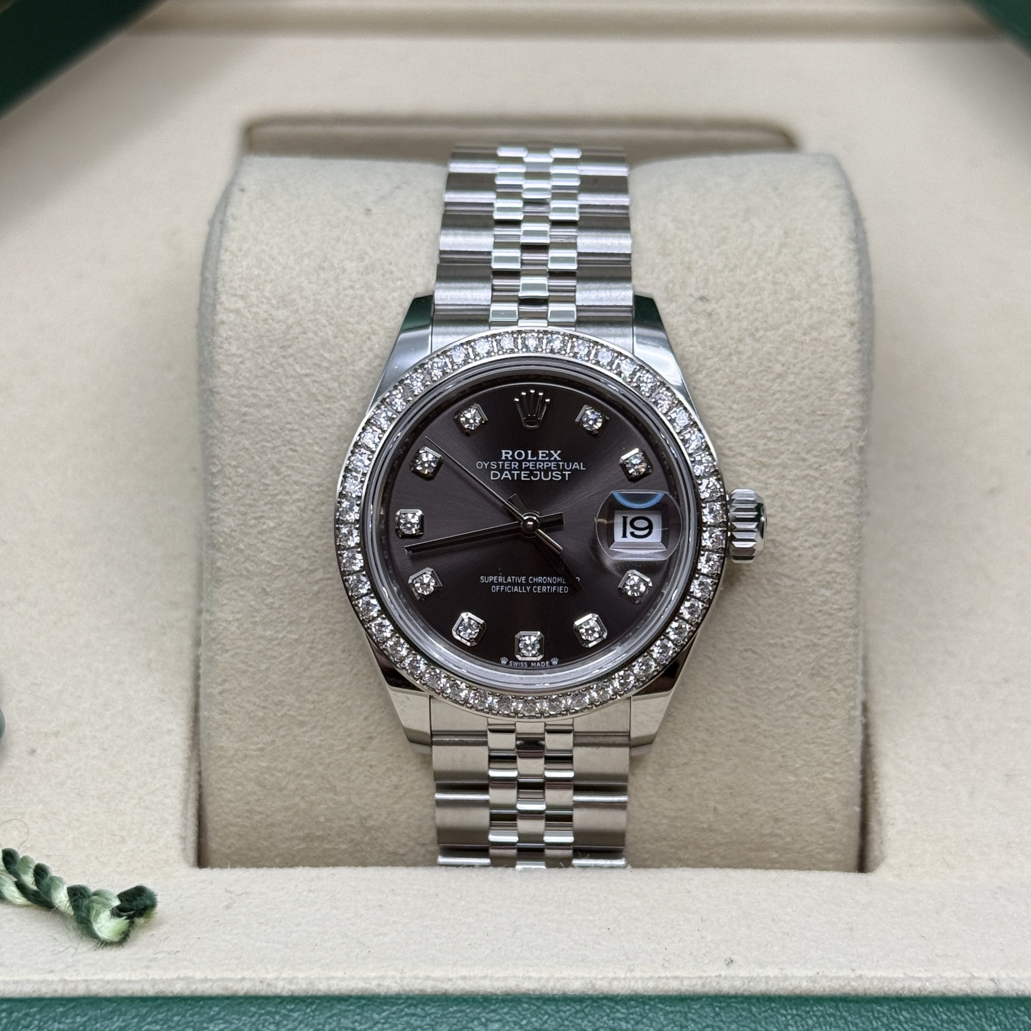 May be an image of wrist watch and text that says '法 ROL ROLEX LE EX DAT DATEJUST ร AC 2'