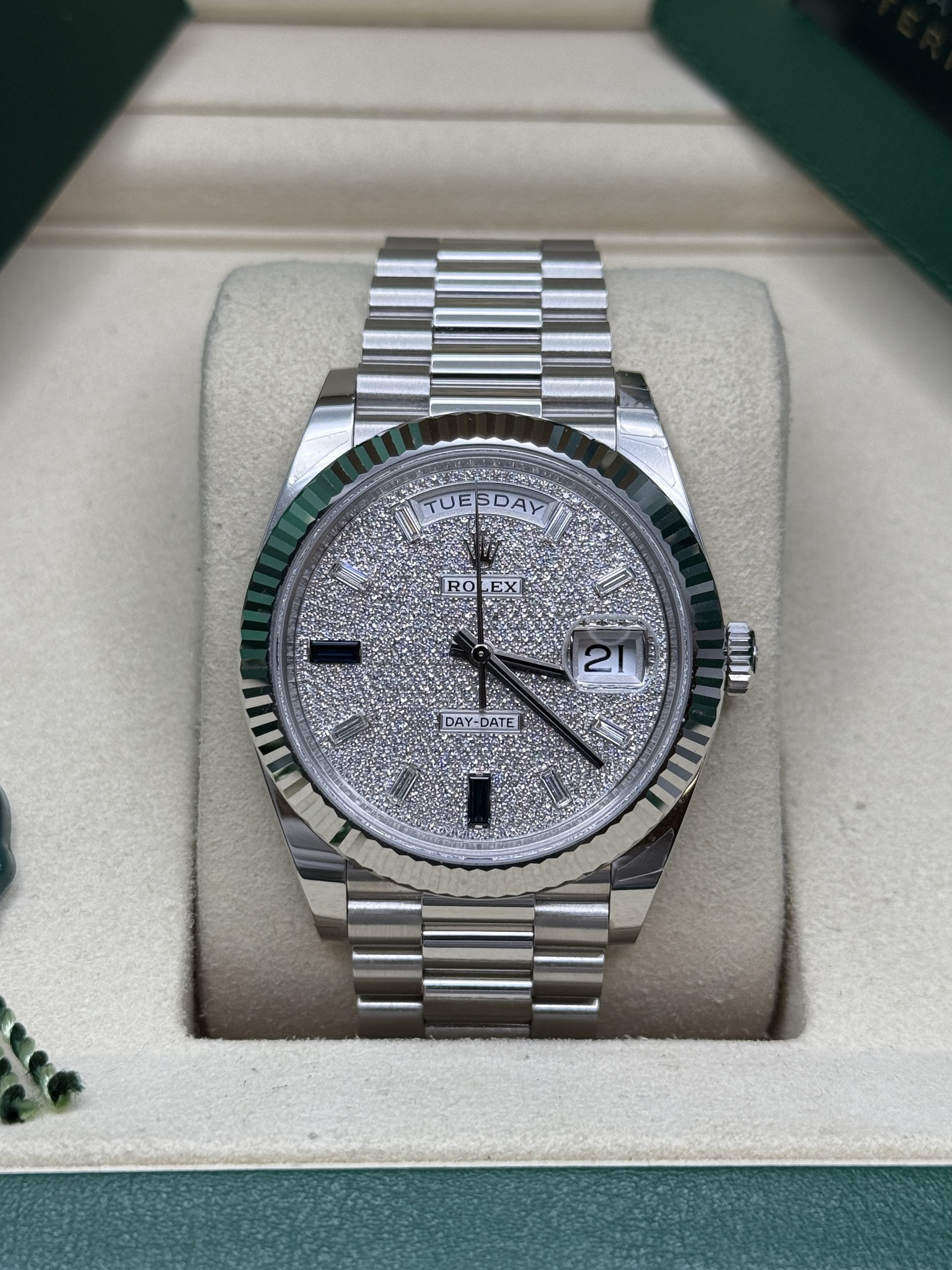 May be an image of wrist watch and text that says 'TUESDAY TUE RO ROLEX D አትም 21 nAy- DAY-DATE ATE -DAT บน'