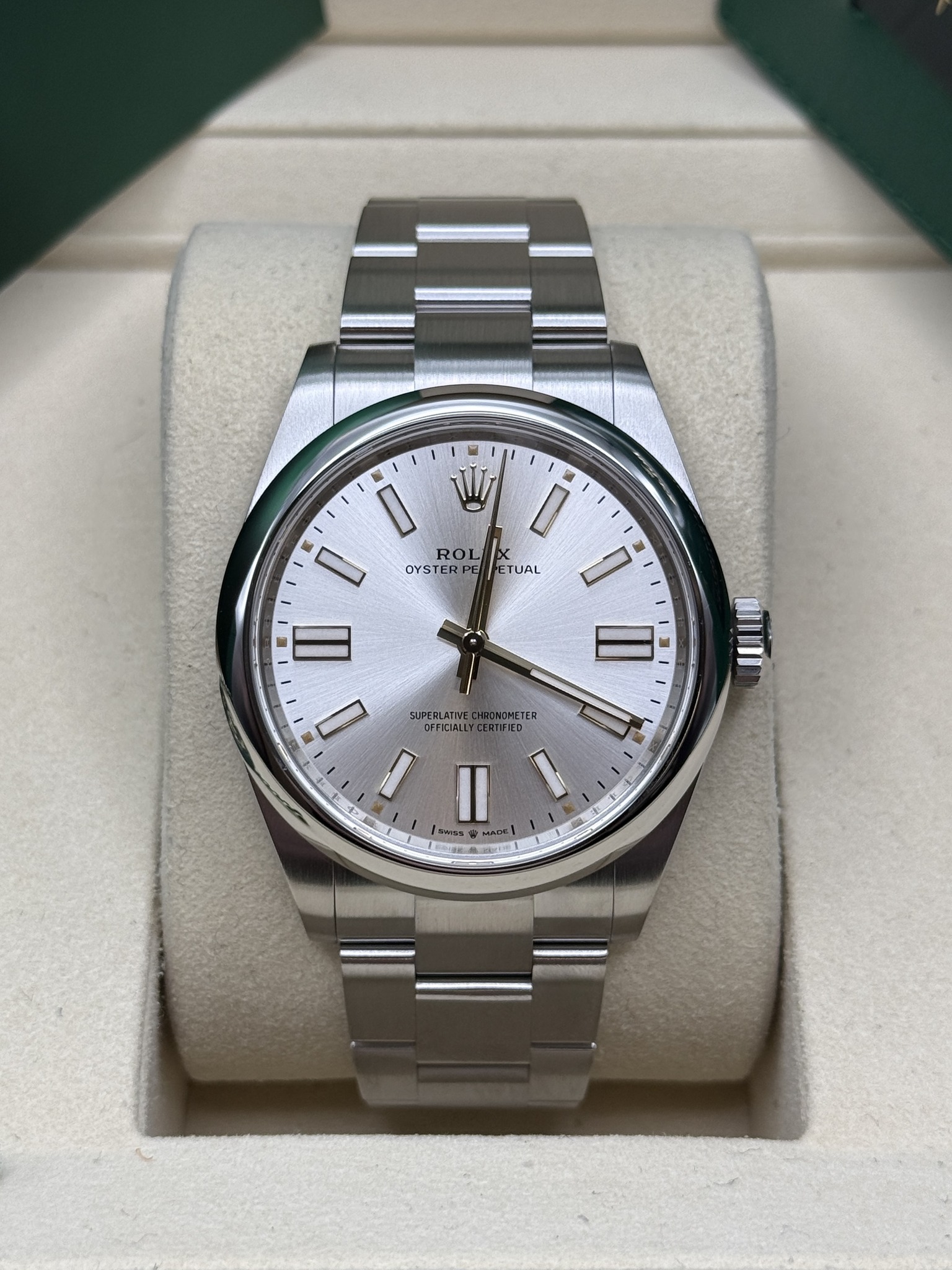 May be an image of wrist watch and text that says 'I ฟ ROL K I X OYSTERF FETUAL OYSTRTUAL ETU Π II DINCMETER UPERLATM FFICIAL 美m I MaDE'