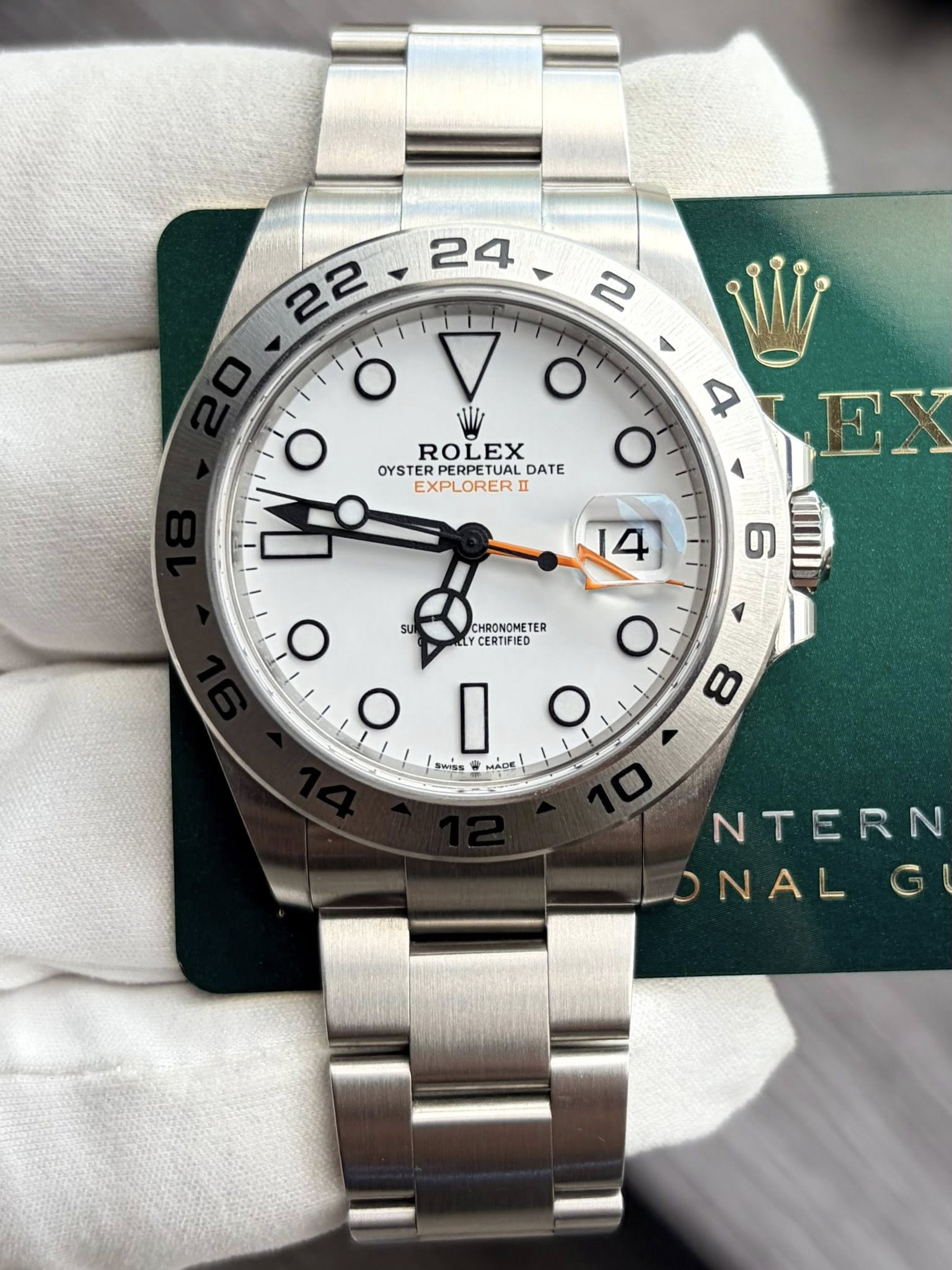 May be an image of wrist watch and text that says '22 22 24 - O 2 O 4 O ROLEX LEX OYSTERPERPETUAL_DATE OYSTER PERPETUAL DATE EXPLORERD ม E 4 sU 6 CHRONOMETER TER YCERTIFIED O O…